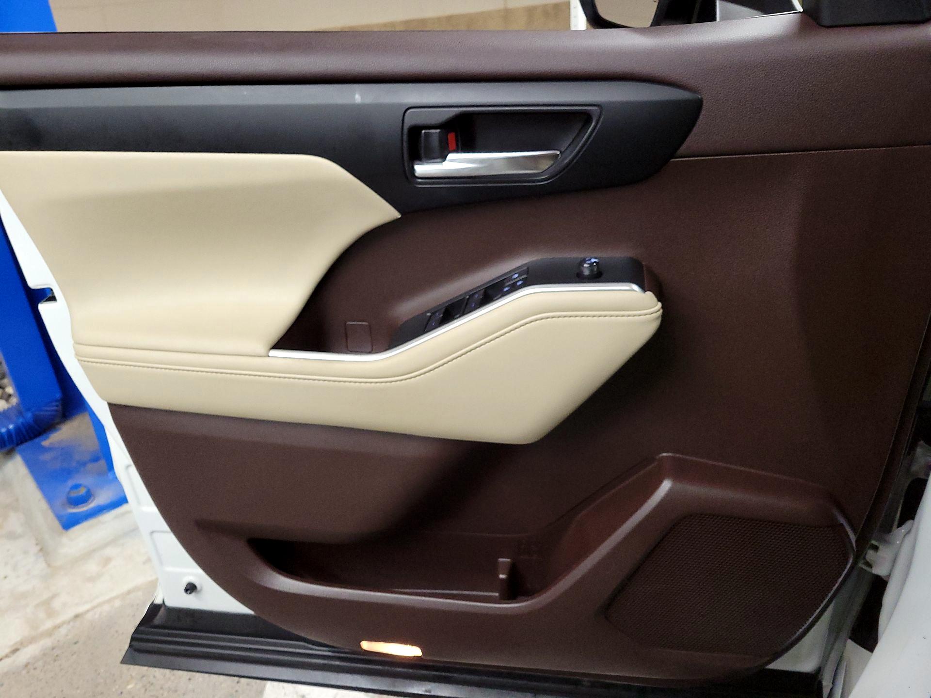 Thumbnail: 2020 Toyota Highlander - 10