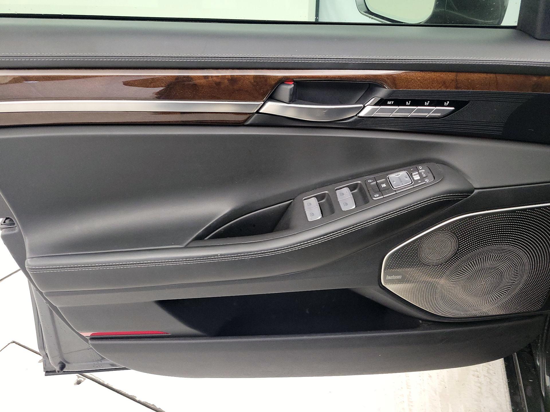 Thumbnail: 2017 Genesis G90 - 12