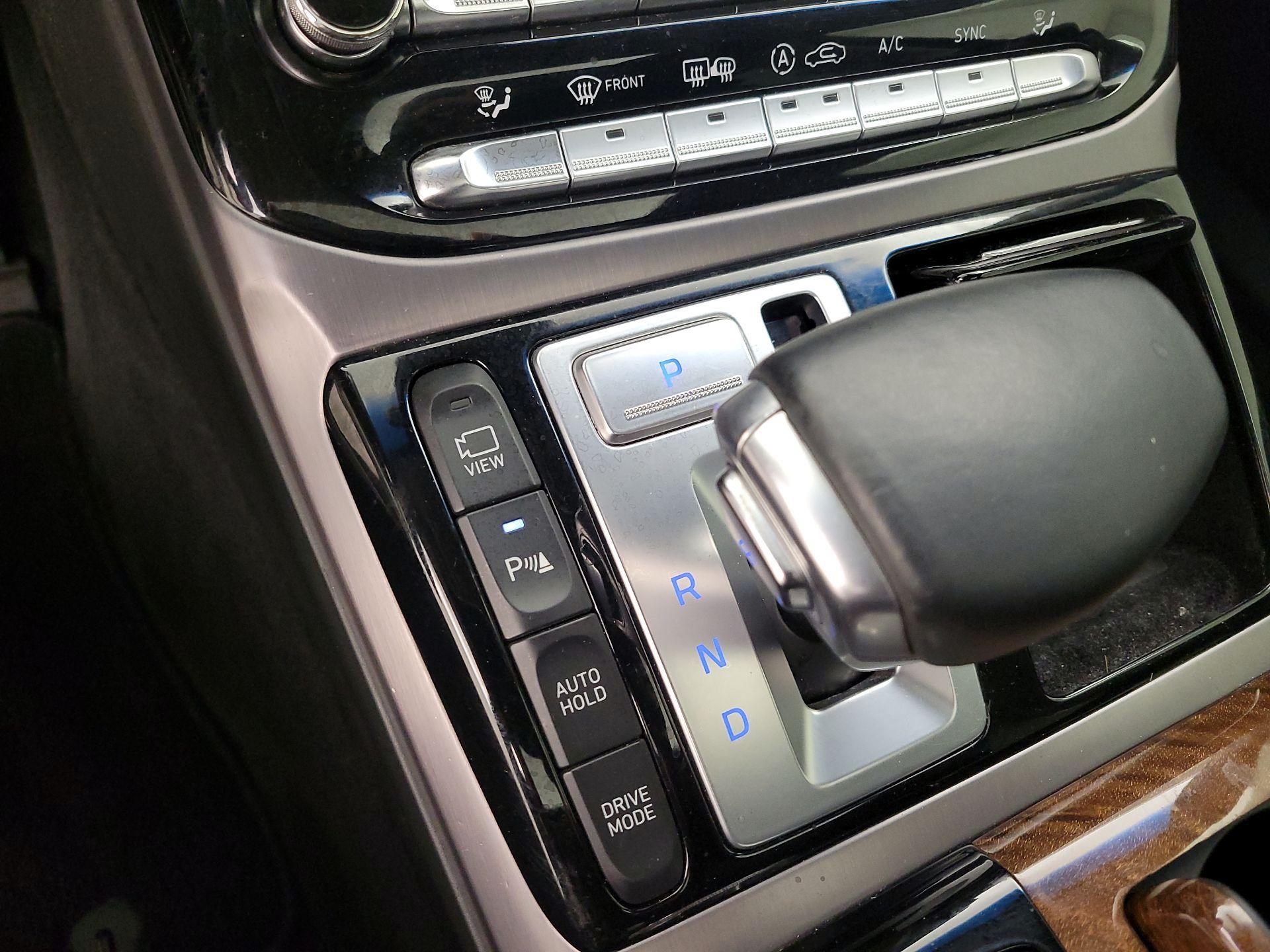 Thumbnail: 2017 Genesis G90 - 18