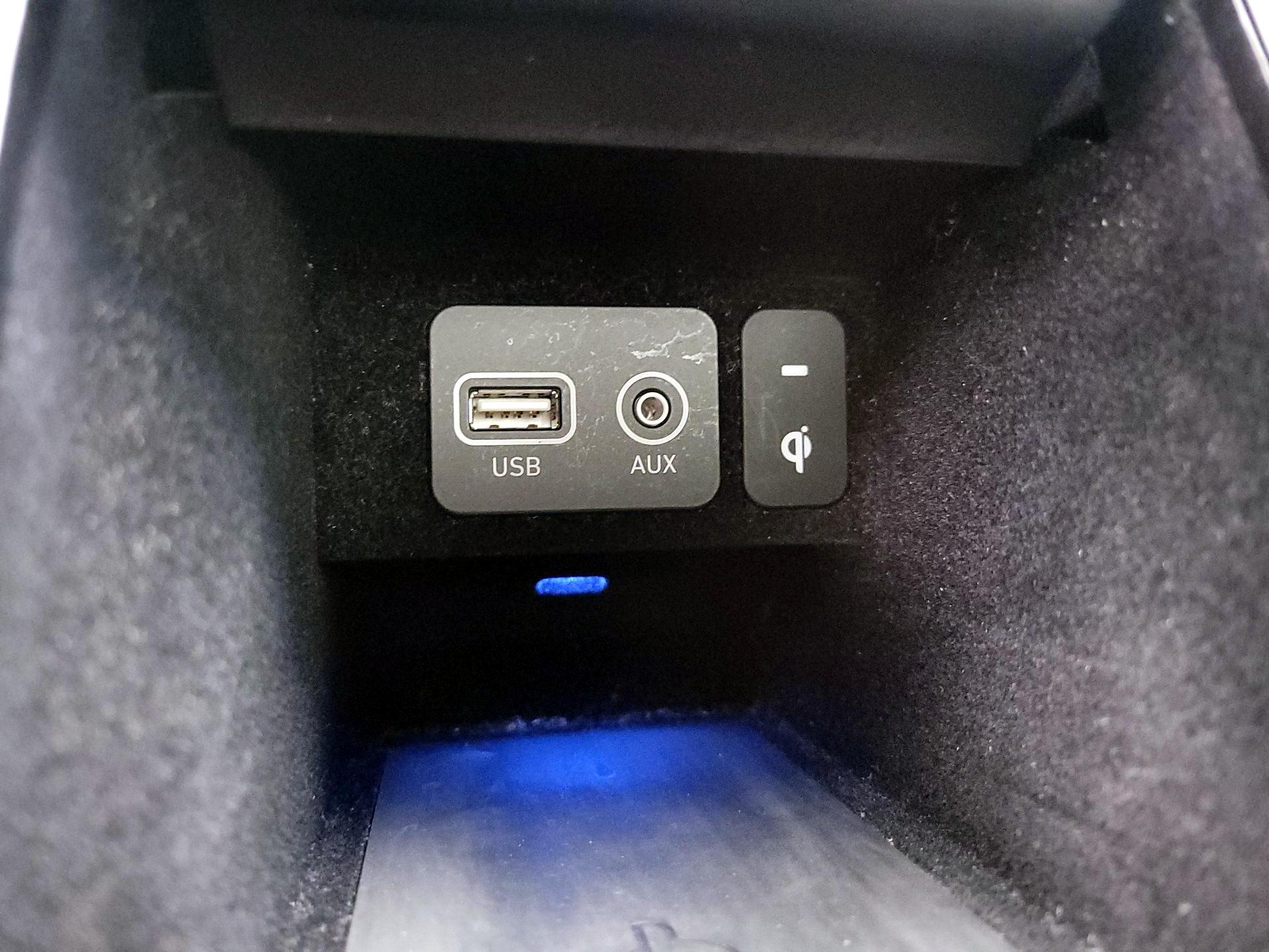 Thumbnail: 2017 Genesis G90 - 19