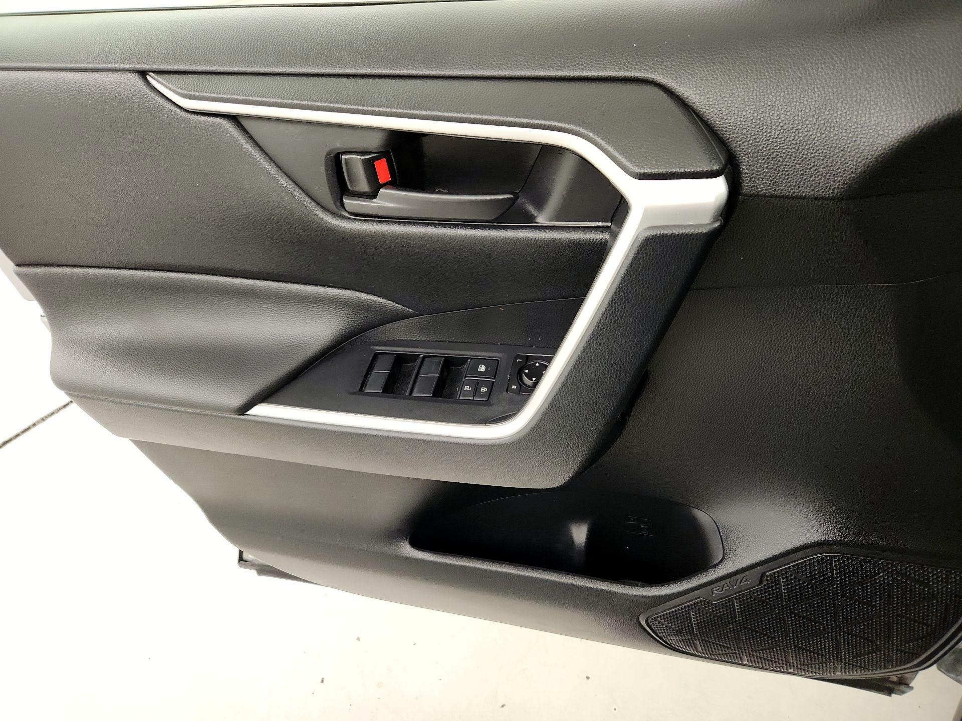 Thumbnail: 2019 Toyota RAV4 - 12