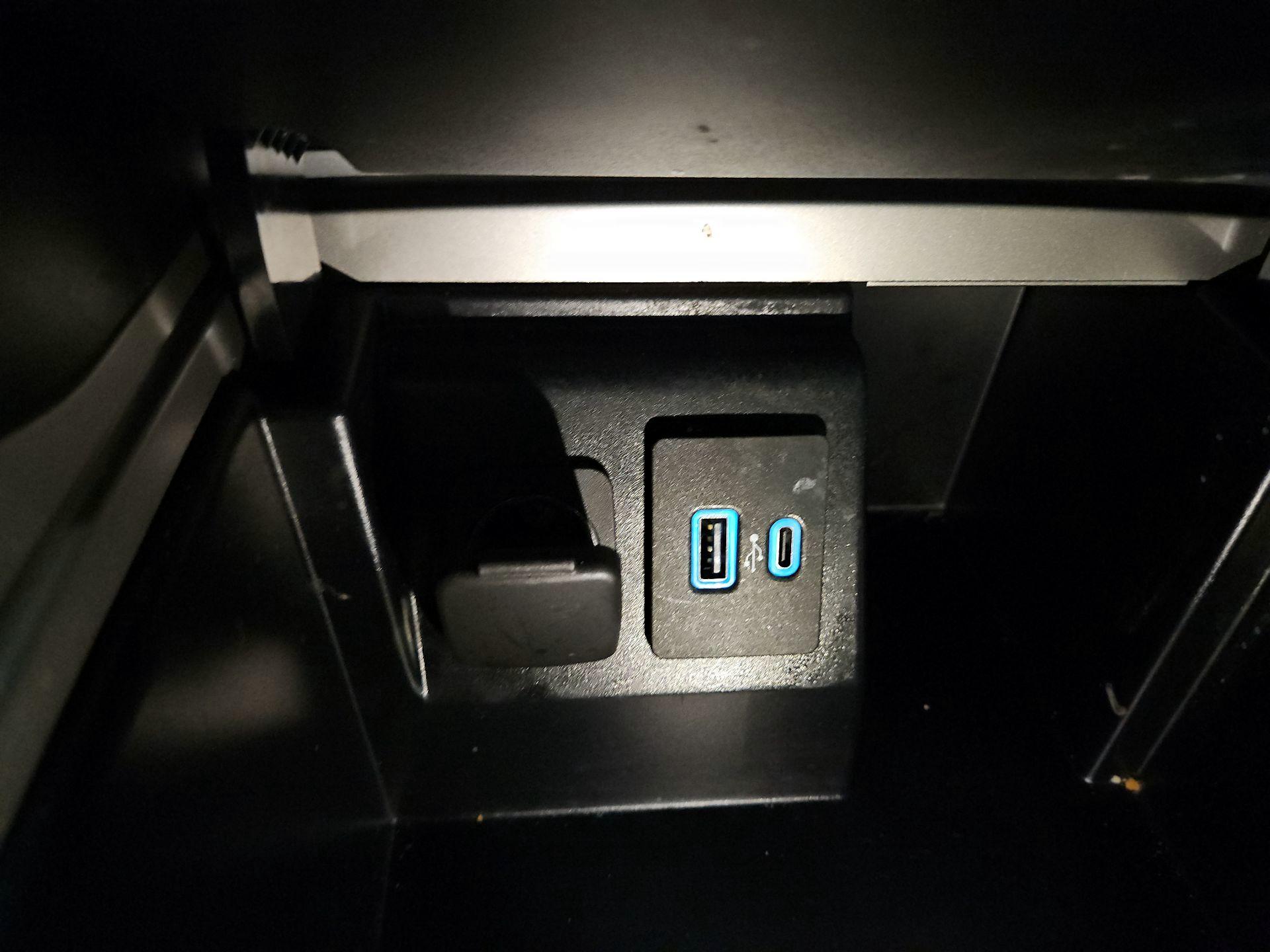 Thumbnail: 2021 Ford Explorer - 18