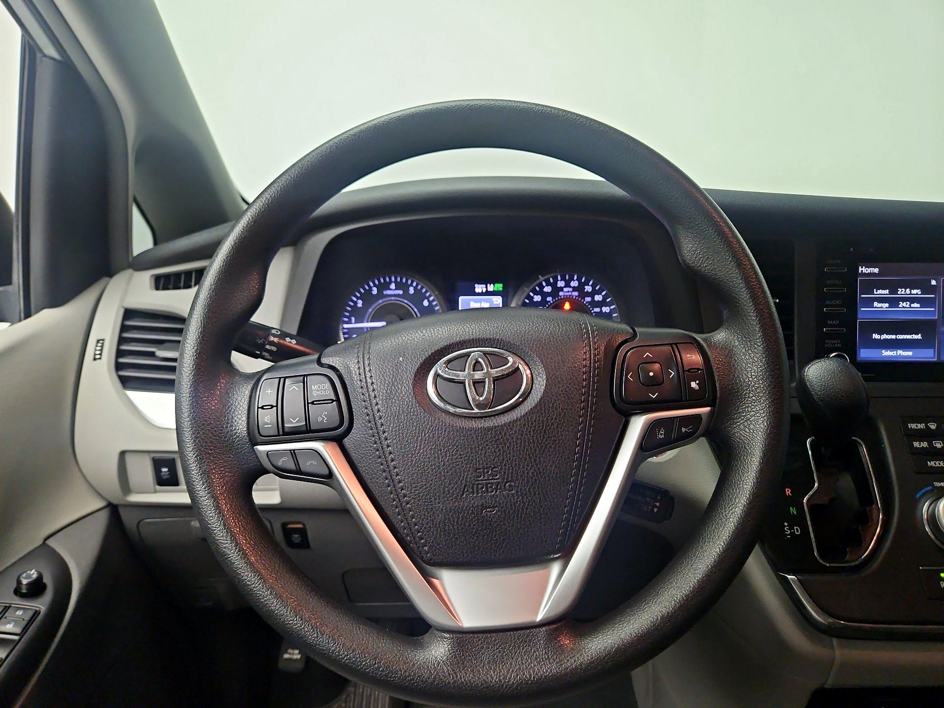 Thumbnail: 2019 Toyota Sienna - 10