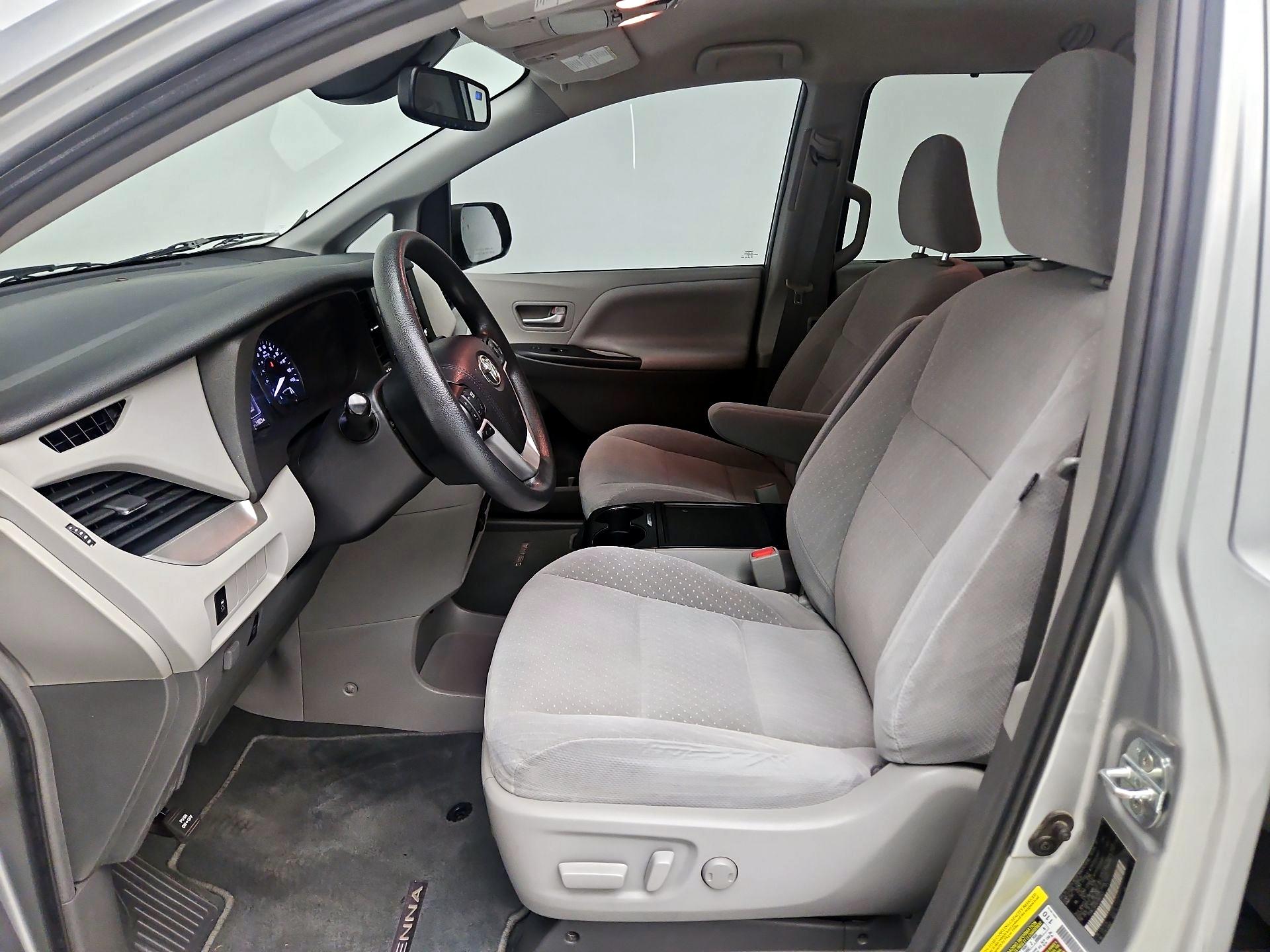 Thumbnail: 2019 Toyota Sienna - 11