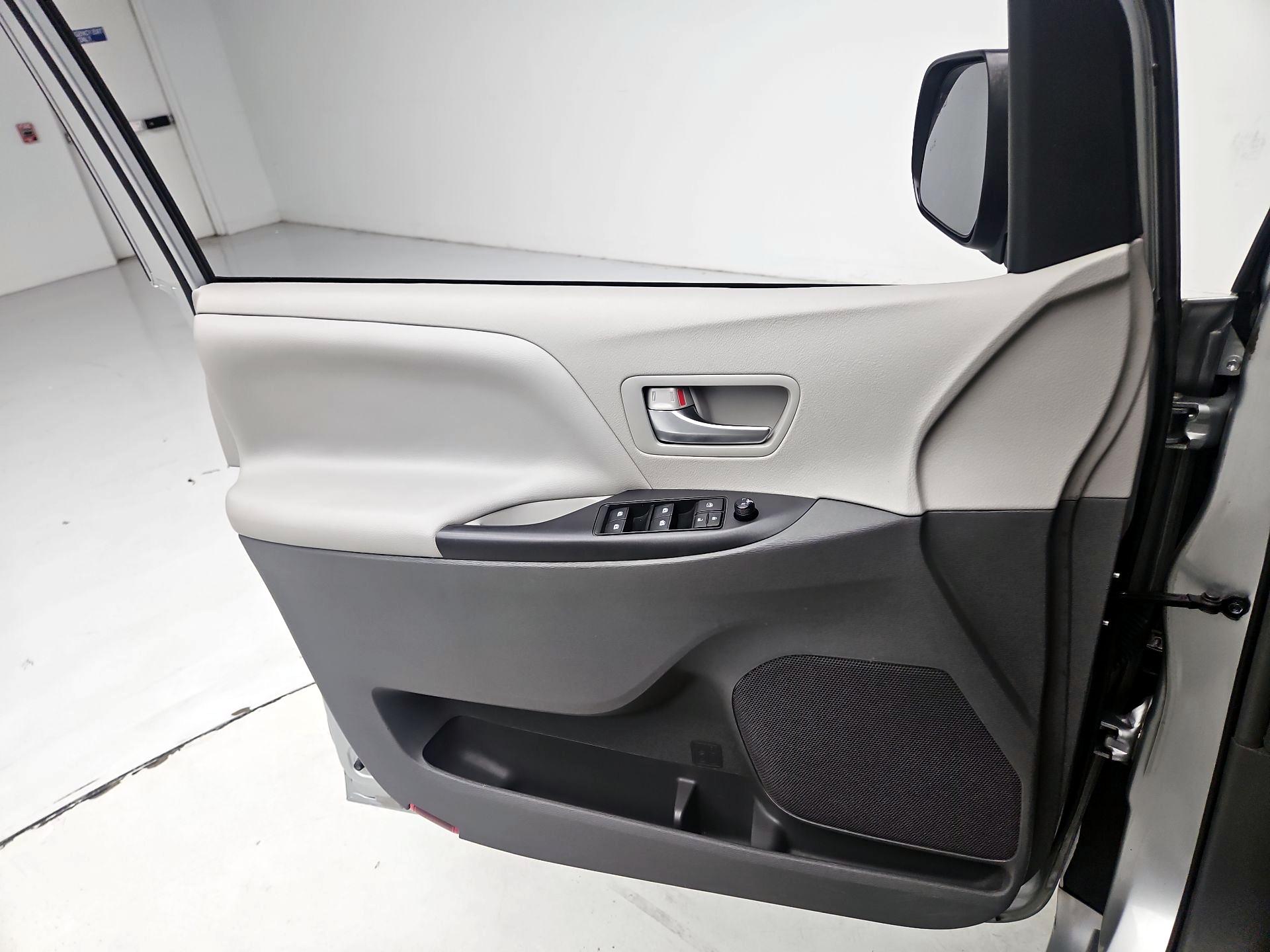 Thumbnail: 2019 Toyota Sienna - 12