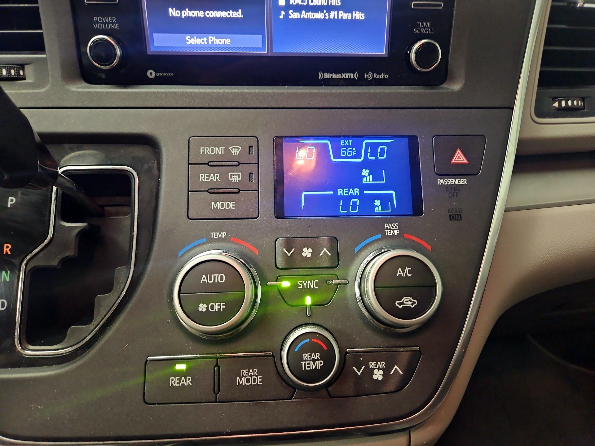 Thumbnail: 2019 Toyota Sienna - 16