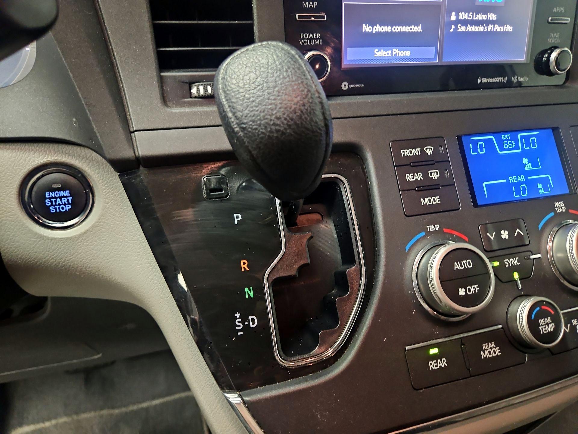 Thumbnail: 2019 Toyota Sienna - 17