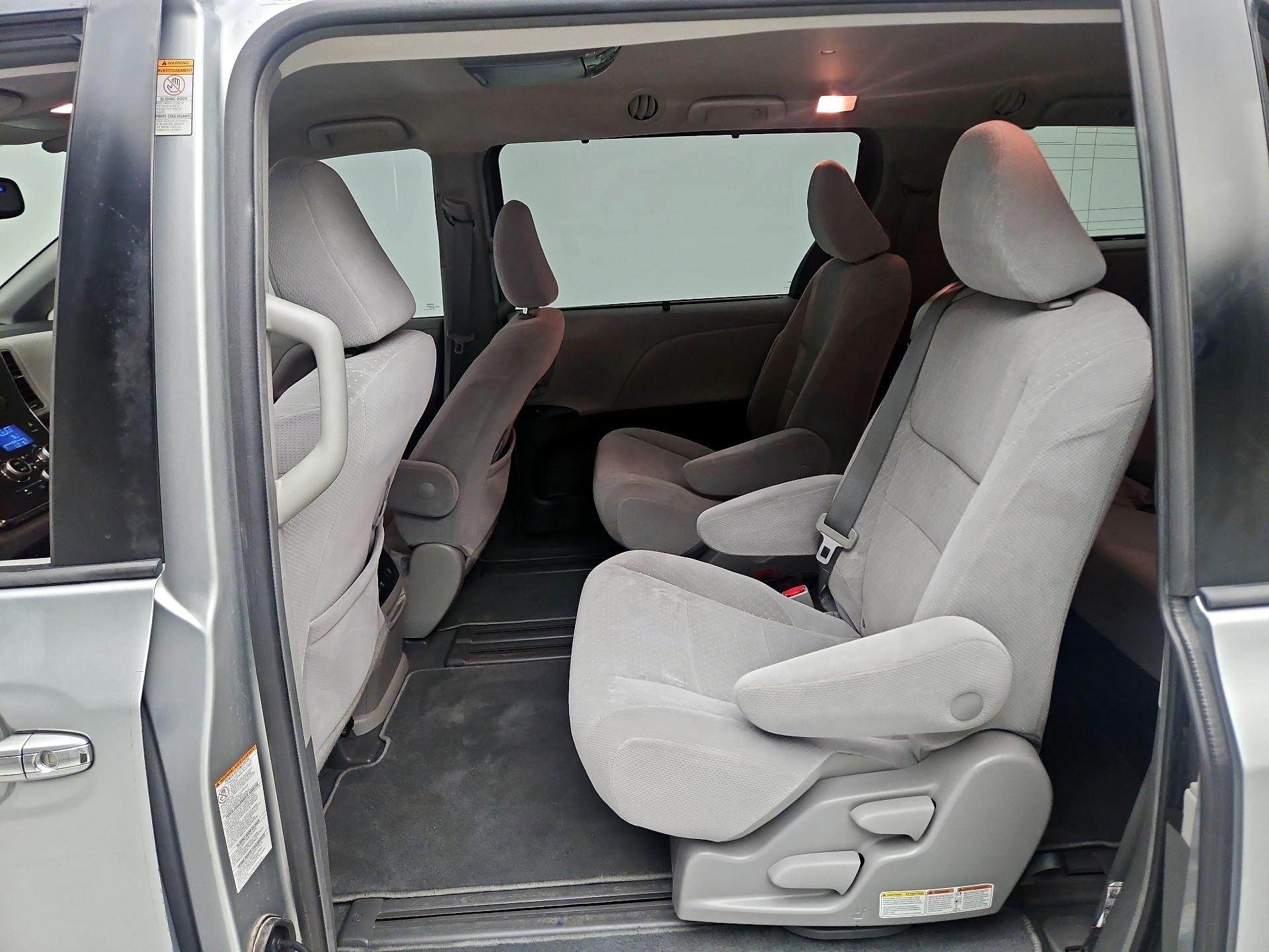 Thumbnail: 2019 Toyota Sienna - 19