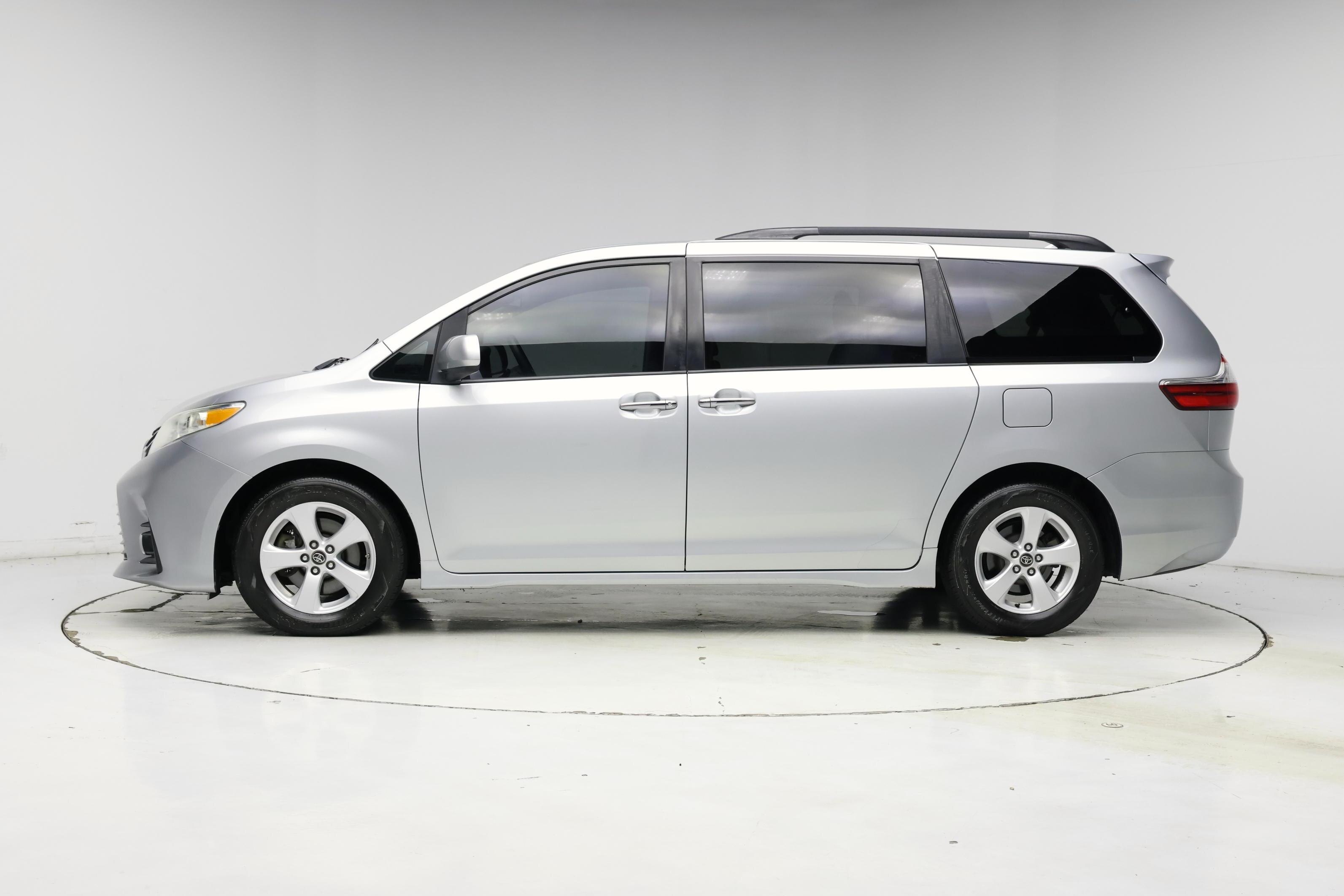 Thumbnail: 2019 Toyota Sienna - 3