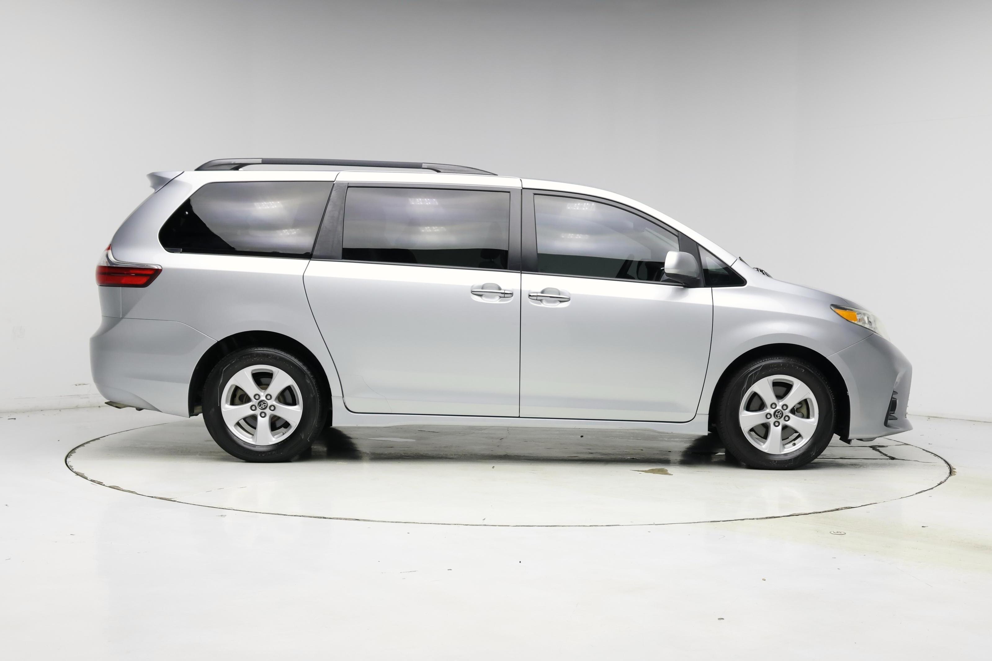 Thumbnail: 2019 Toyota Sienna - 7