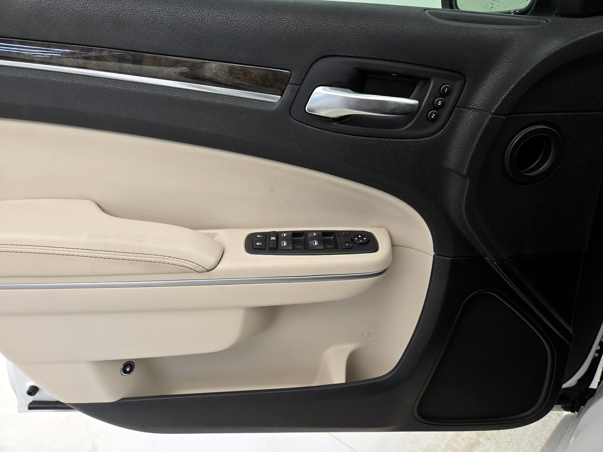 Thumbnail: 2019 Chrysler 300 - 12