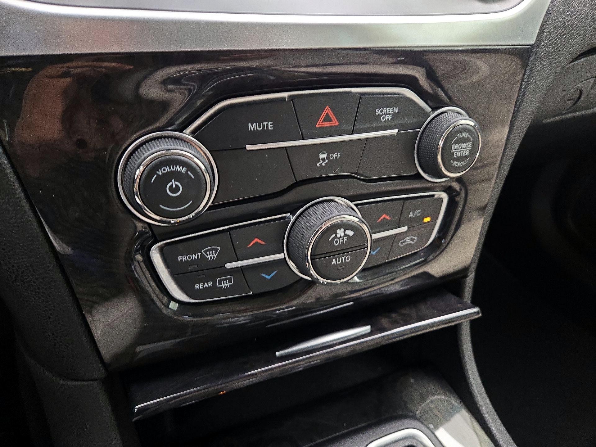 Thumbnail: 2019 Chrysler 300 - 17