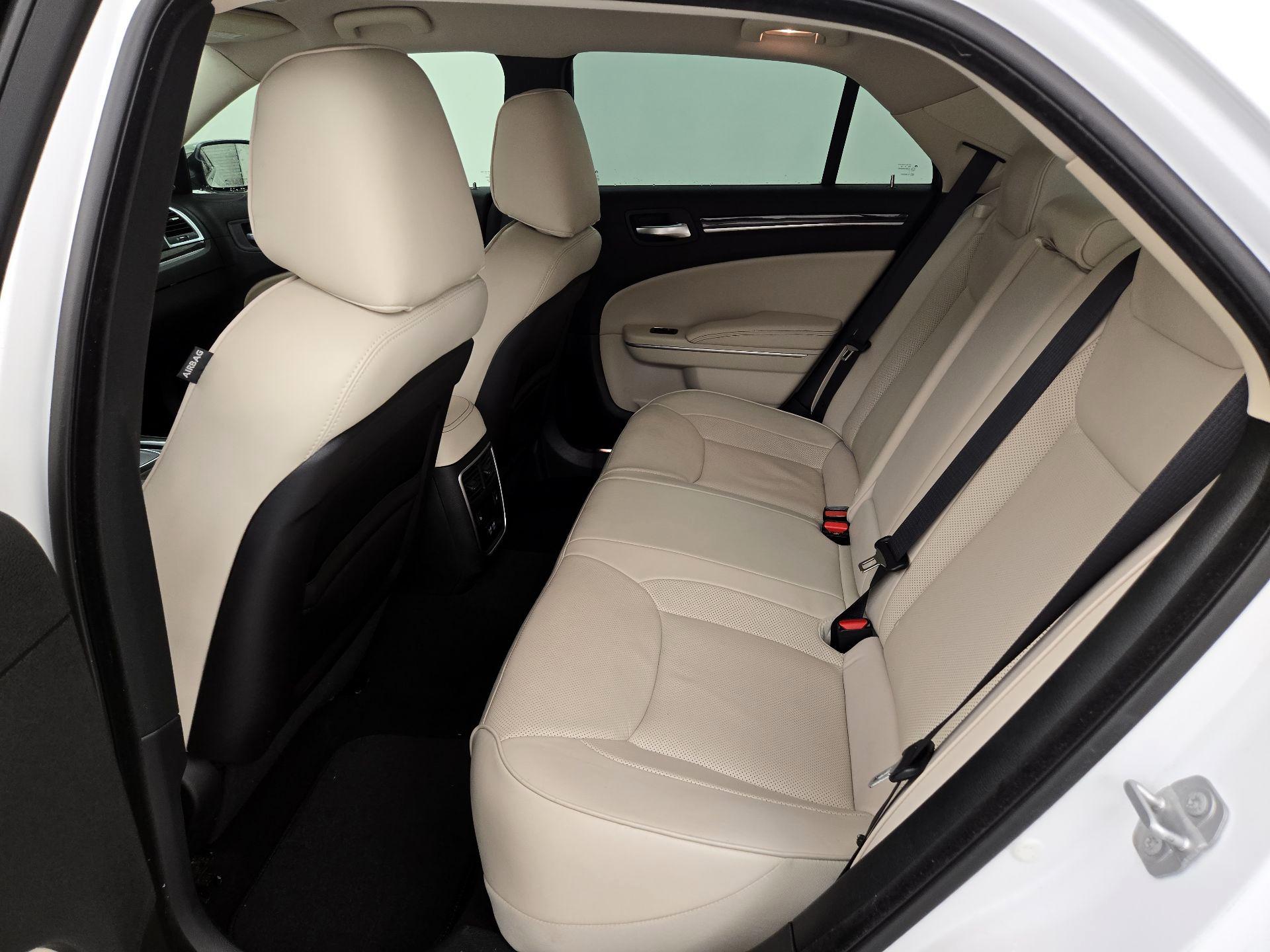 Thumbnail: 2019 Chrysler 300 - 20