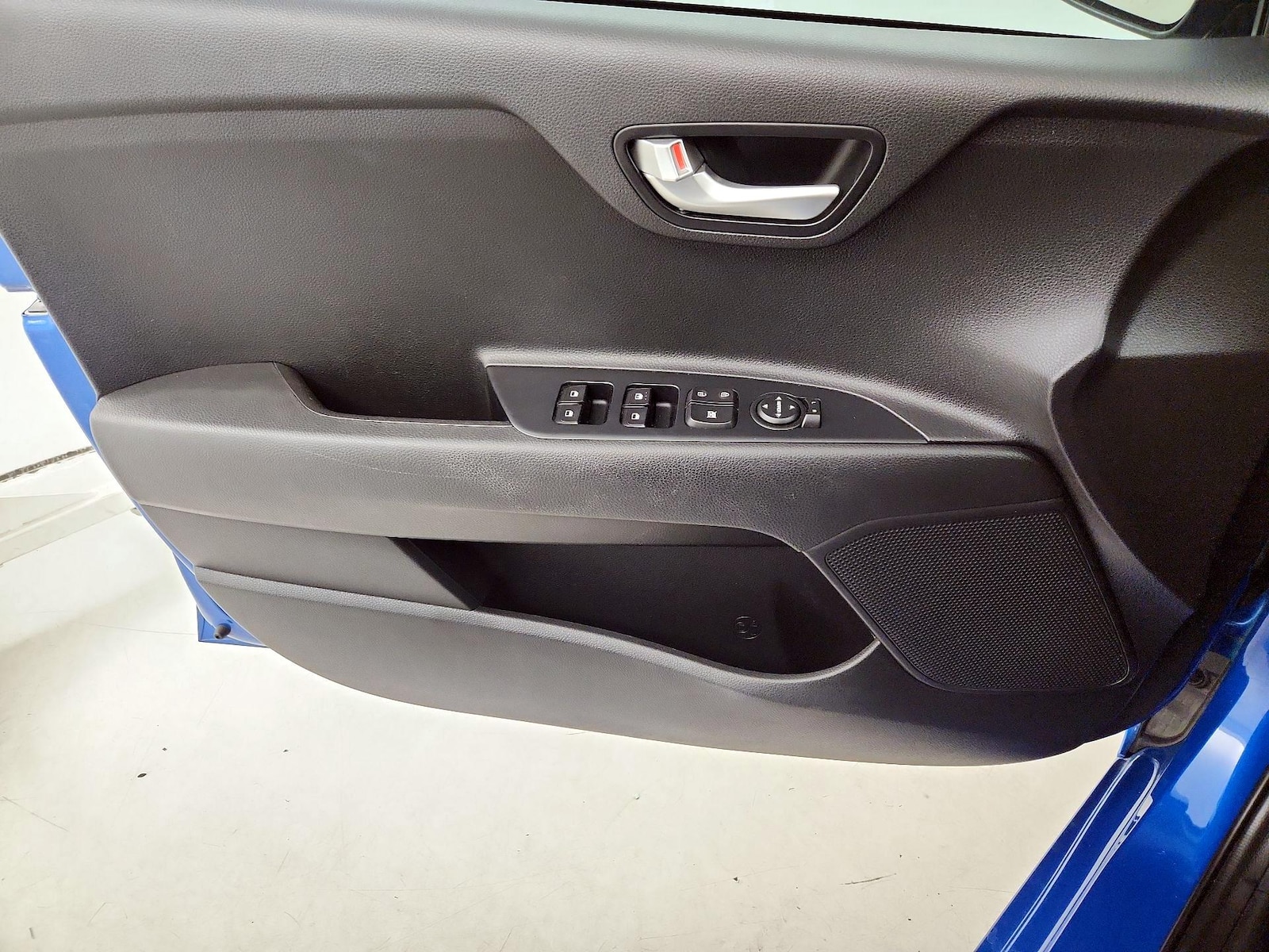 2022 Kia Rio 5-Door S - Photo 13