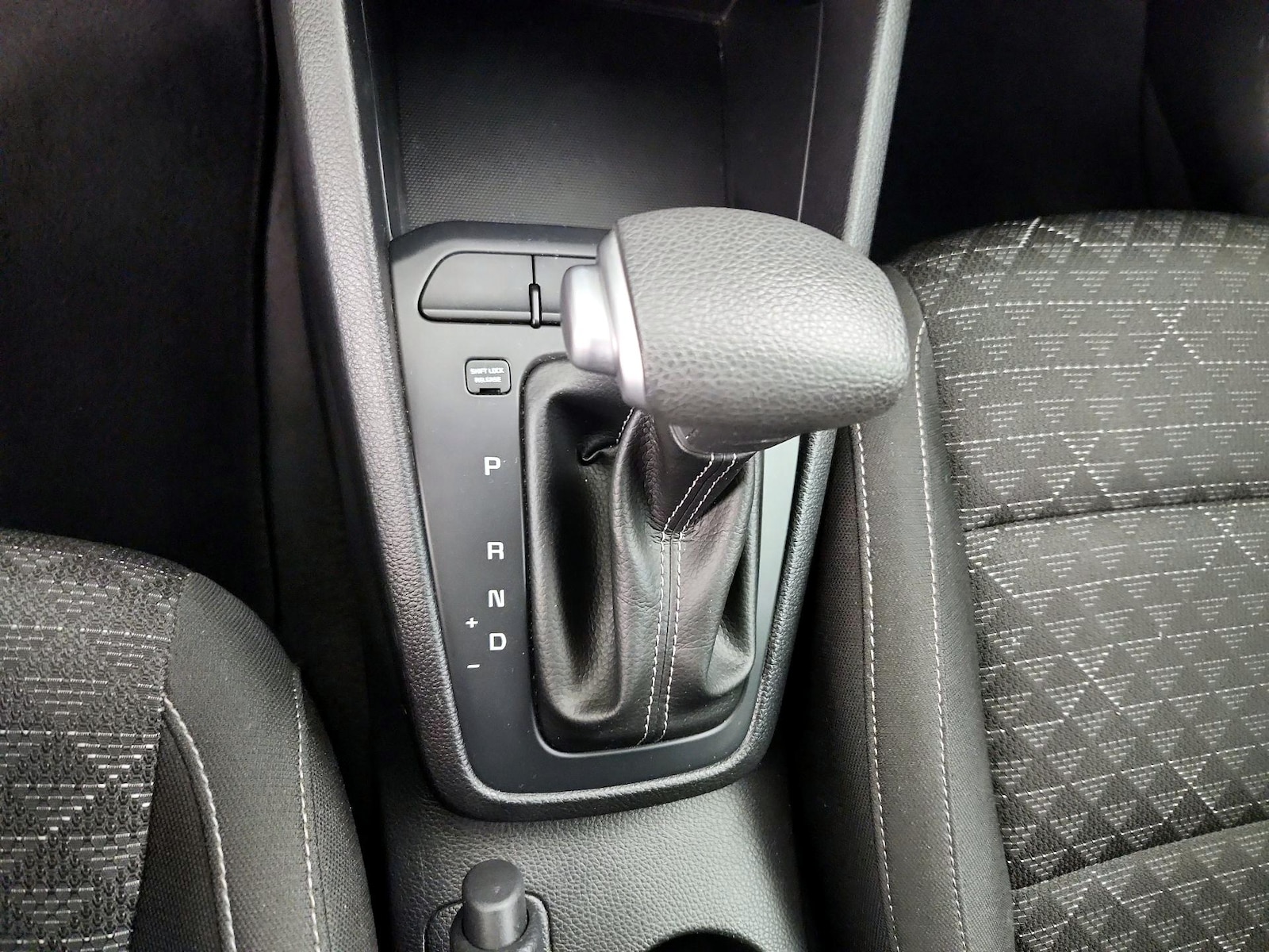 2022 Kia Rio 5-Door S - Photo 18