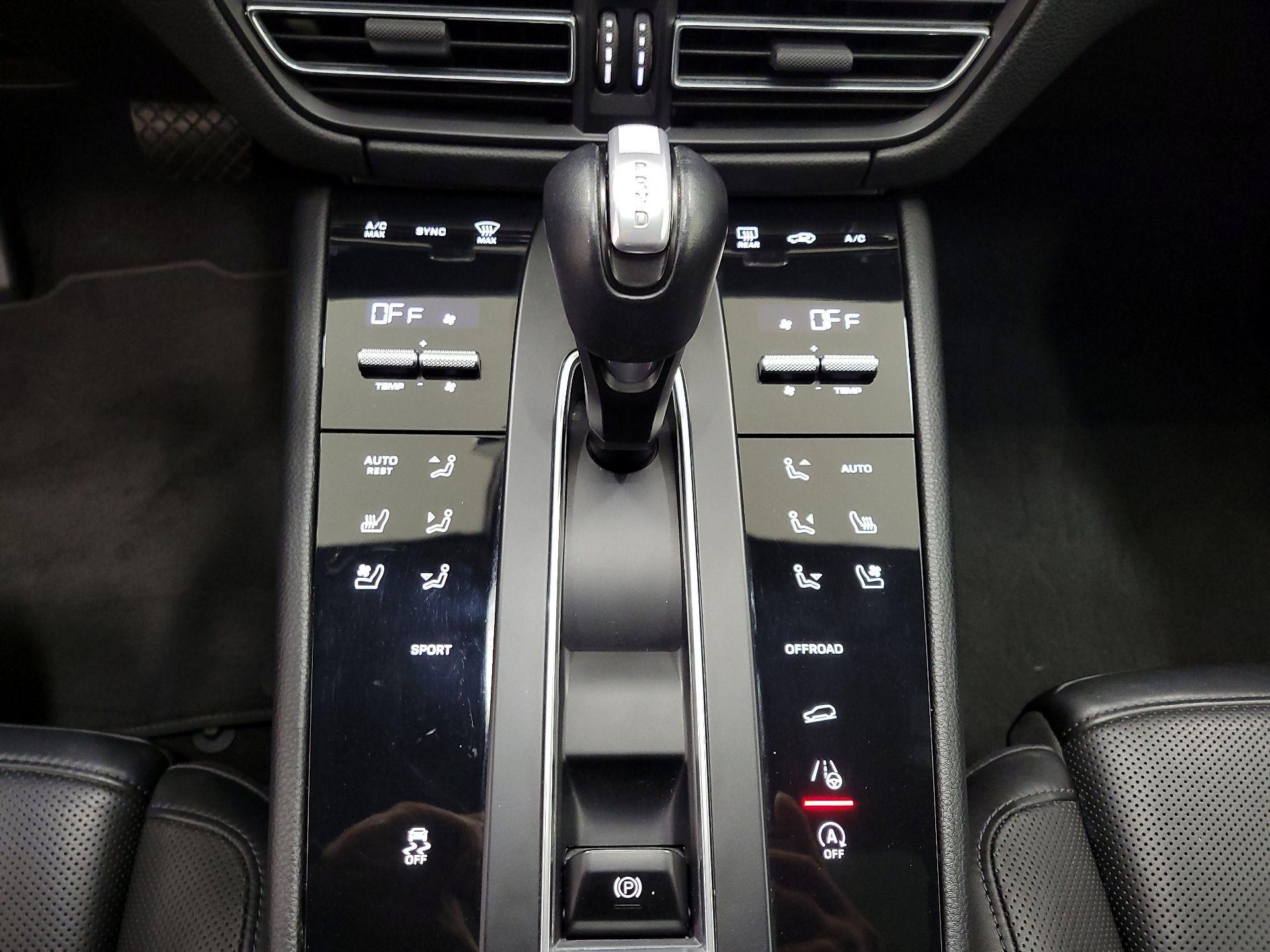 Thumbnail: 2022 Porsche Macan - 16