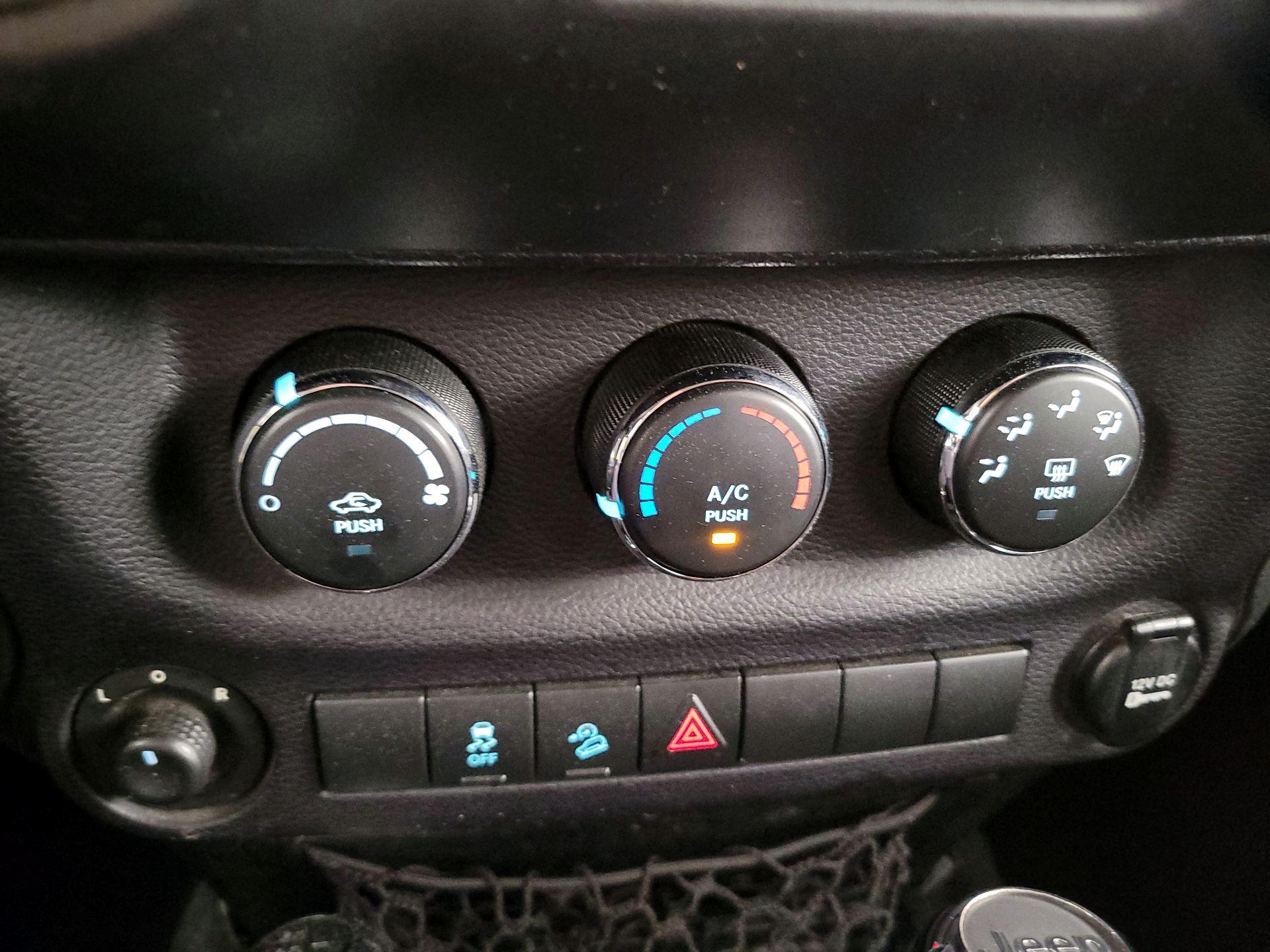 Thumbnail: 2014 Jeep Wrangler - 15