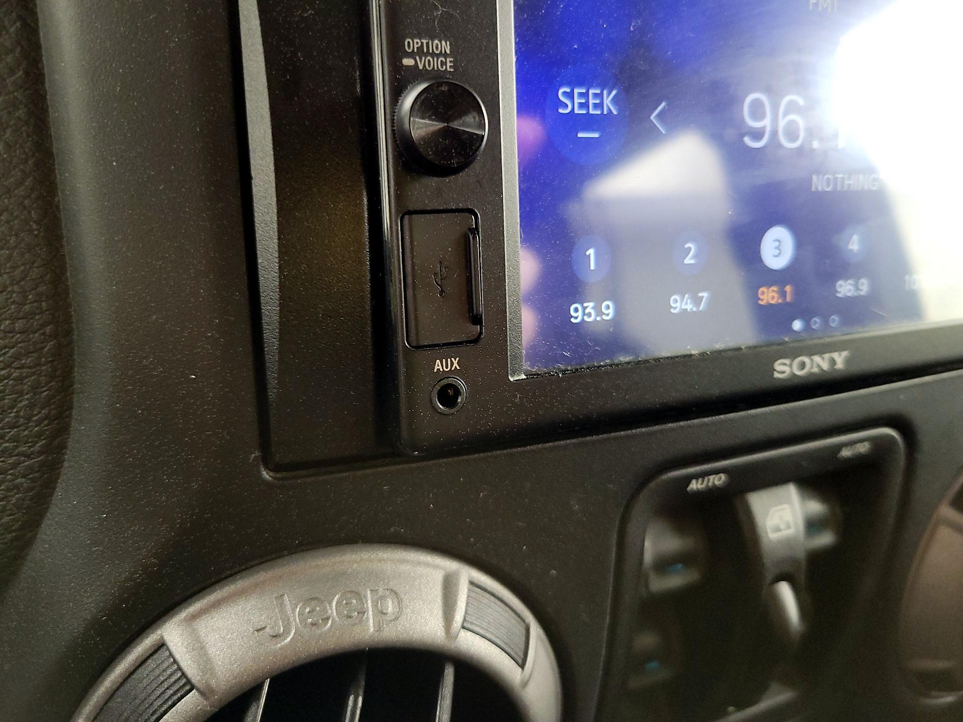 Thumbnail: 2014 Jeep Wrangler - 17