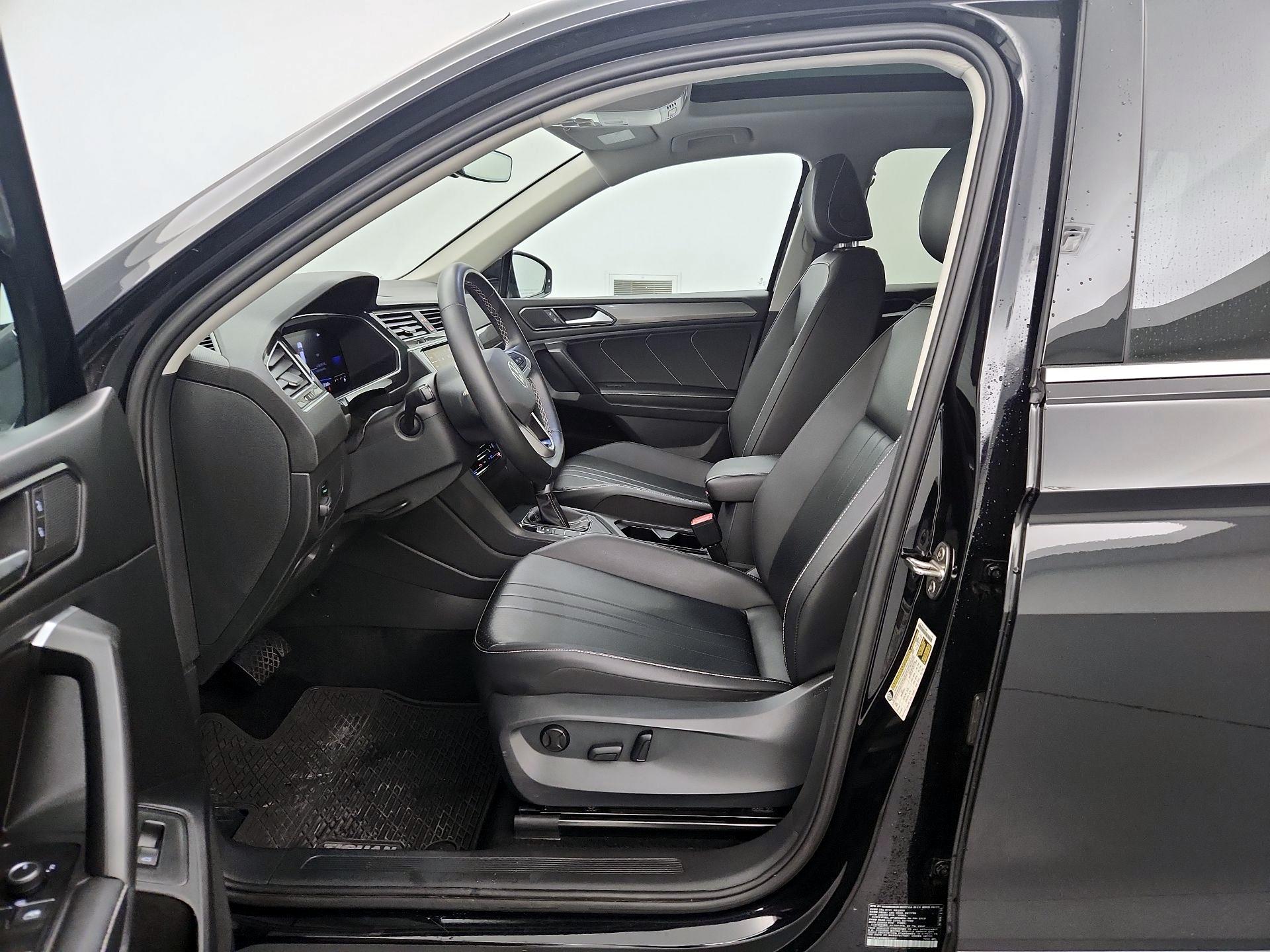 Thumbnail: 2022 Volkswagen Tiguan - 11