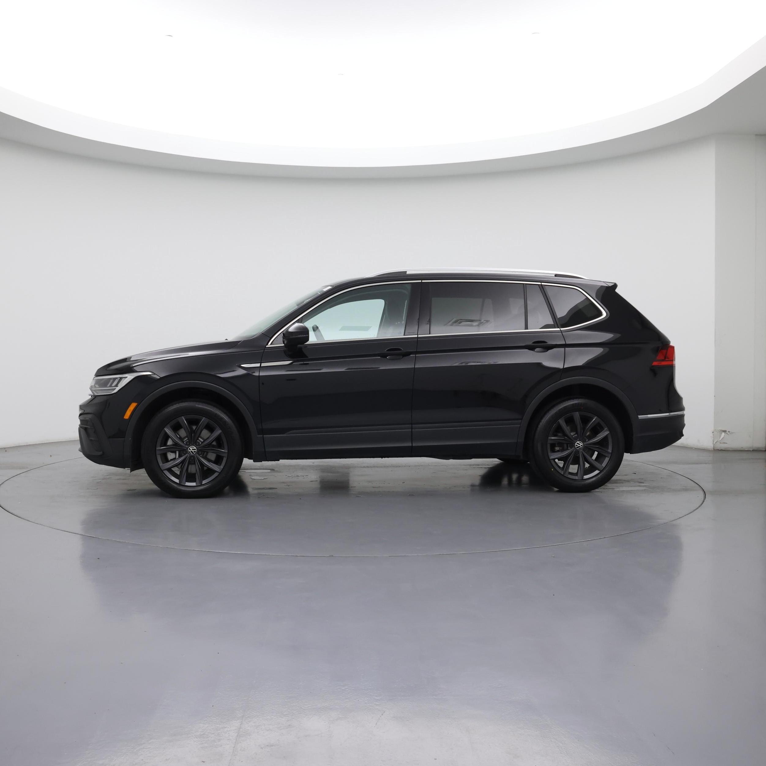 Thumbnail: 2022 Volkswagen Tiguan - 3