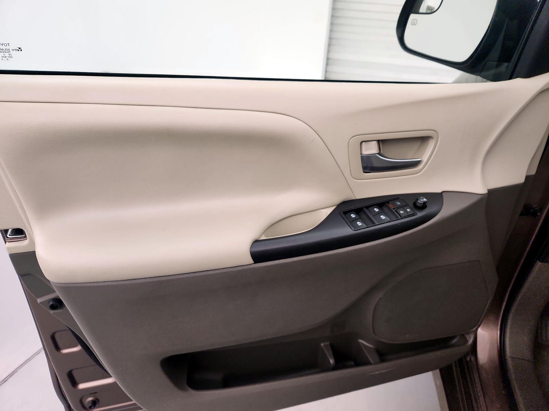 Thumbnail: 2020 Toyota Sienna - 12