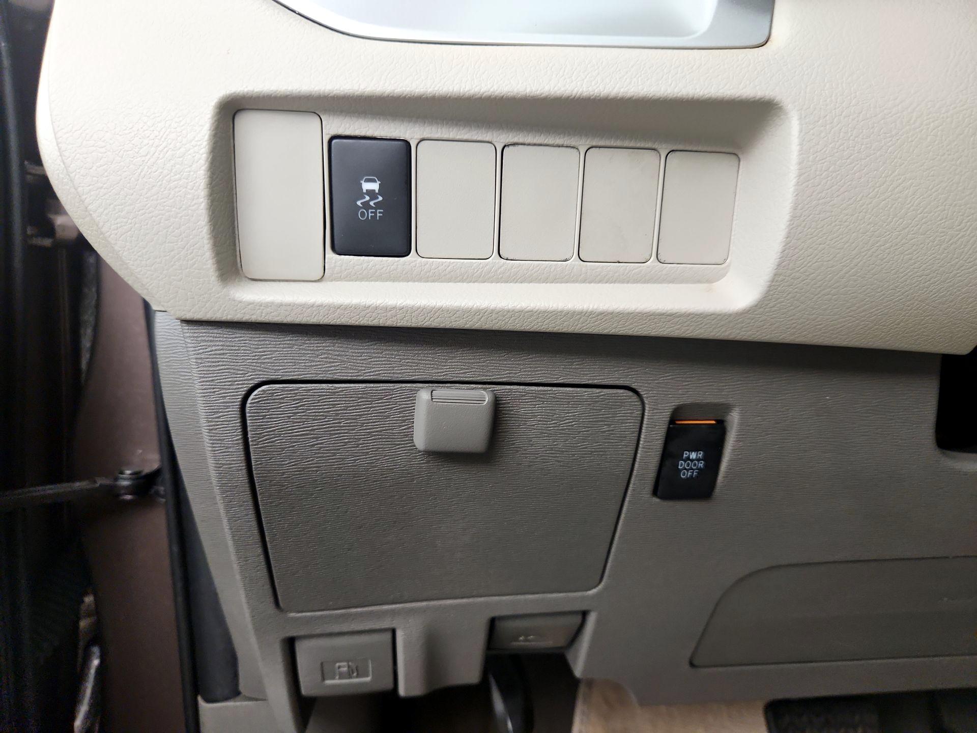 Thumbnail: 2020 Toyota Sienna - 13