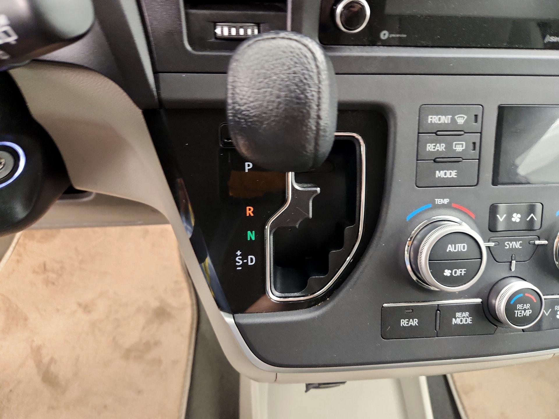 Thumbnail: 2020 Toyota Sienna - 17