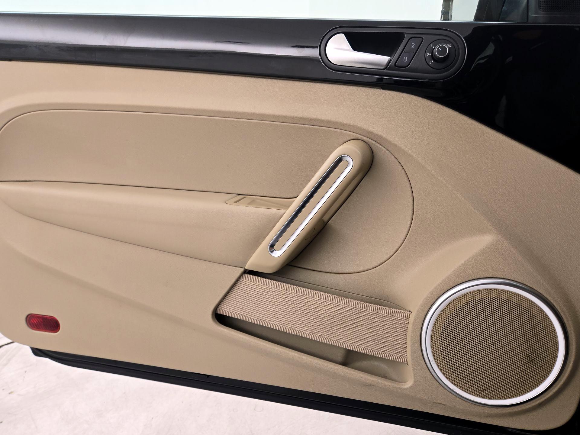 Thumbnail: 2015 Volkswagen Beetle - 12