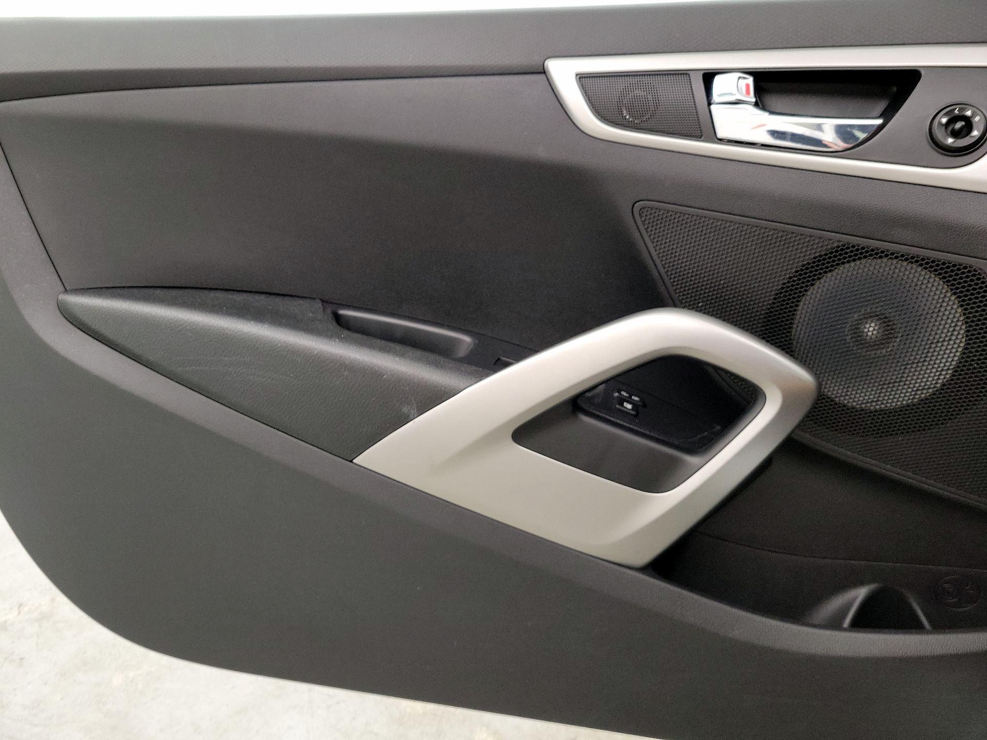 Thumbnail: 2015 Hyundai Veloster - 12
