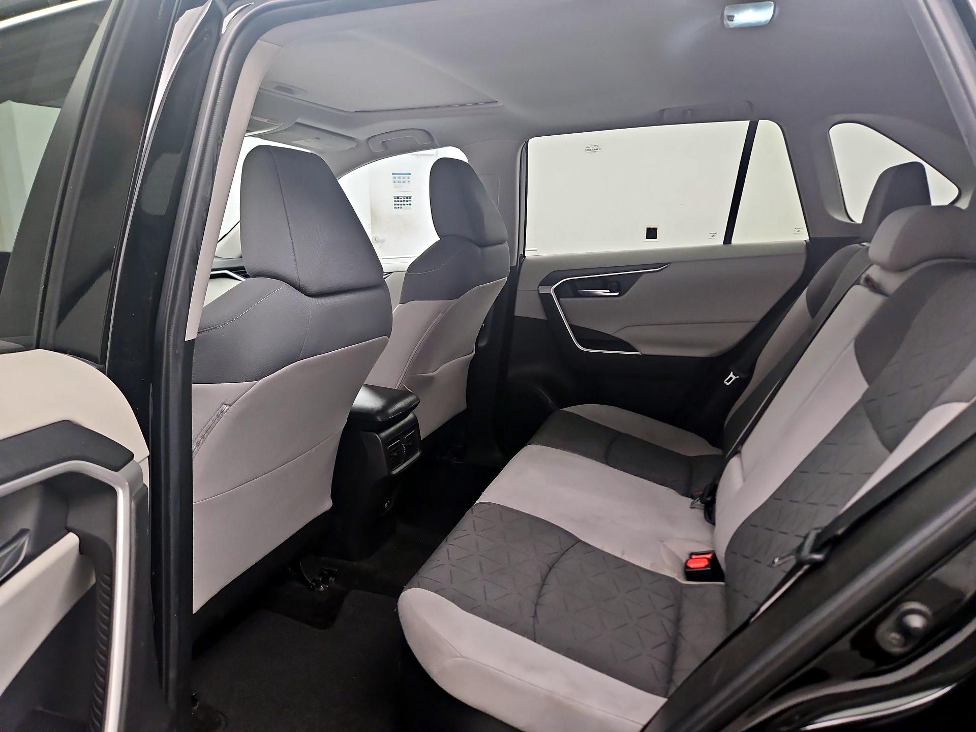 Thumbnail: 2021 Toyota RAV4 - 17