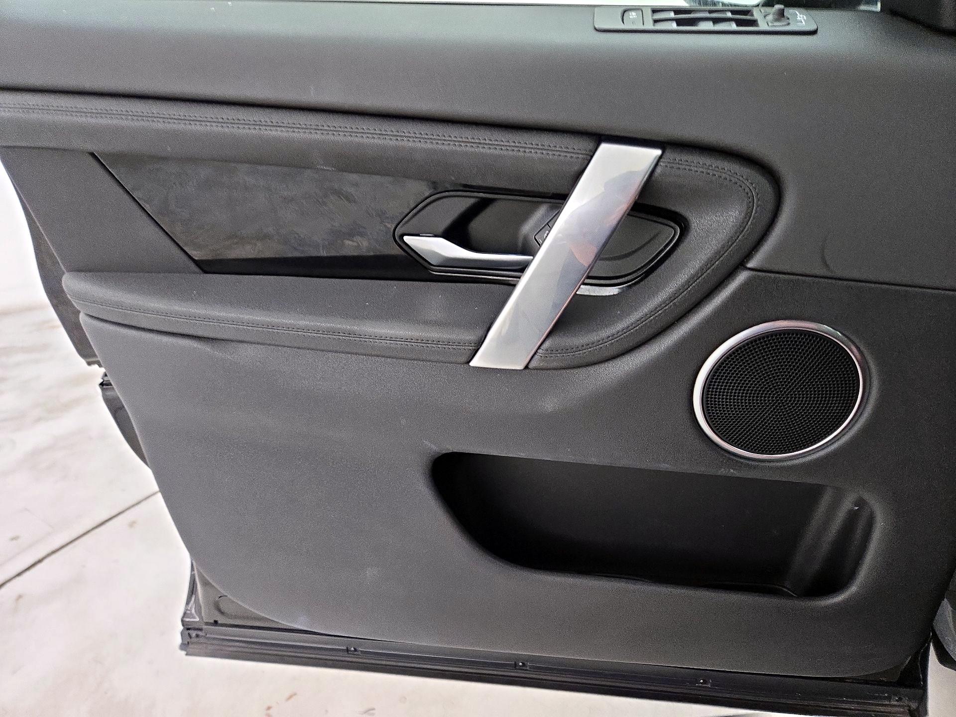 Thumbnail: 2020 Land Rover Discovery Sport - 12