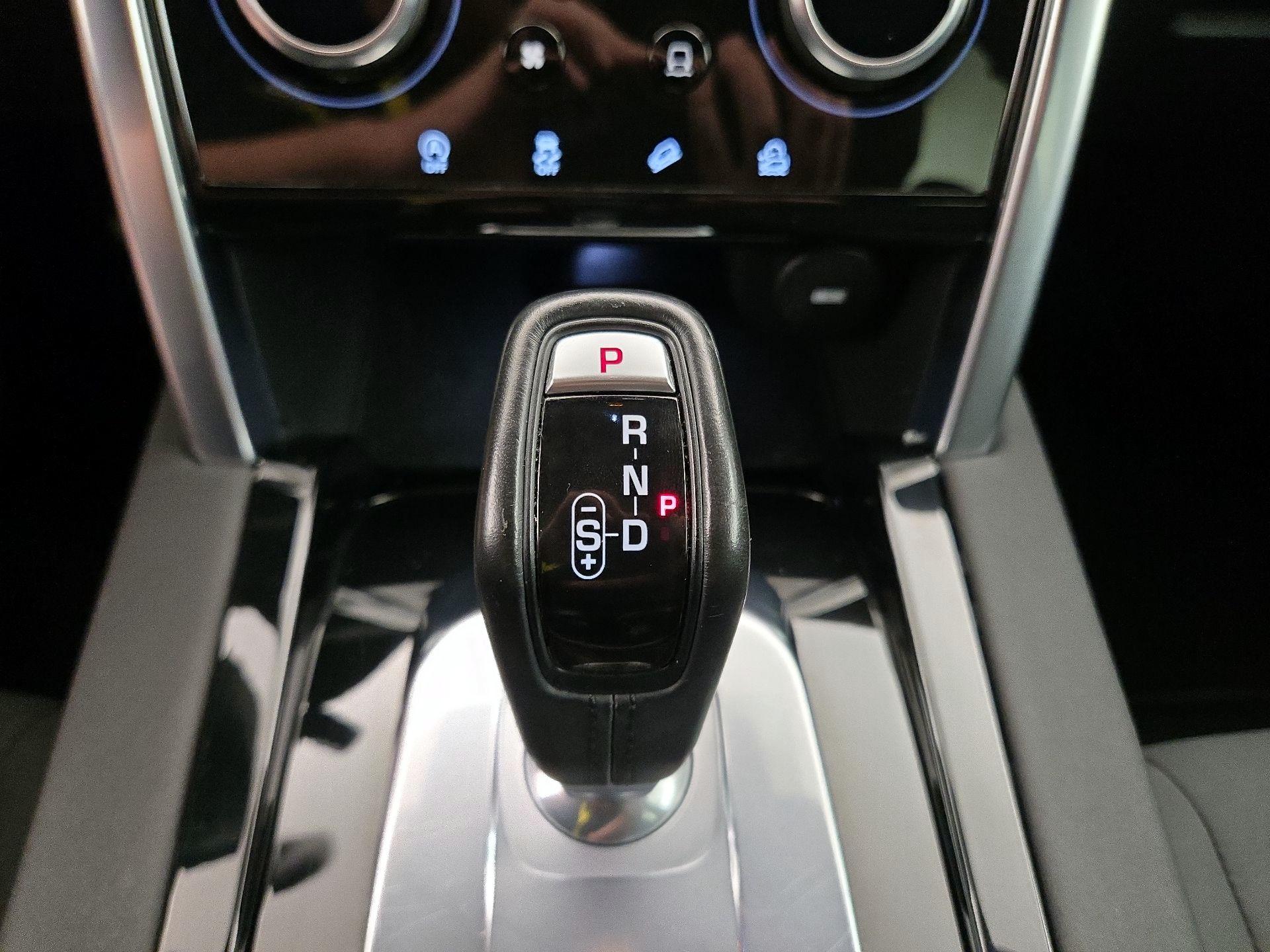 Thumbnail: 2020 Land Rover Discovery Sport - 17