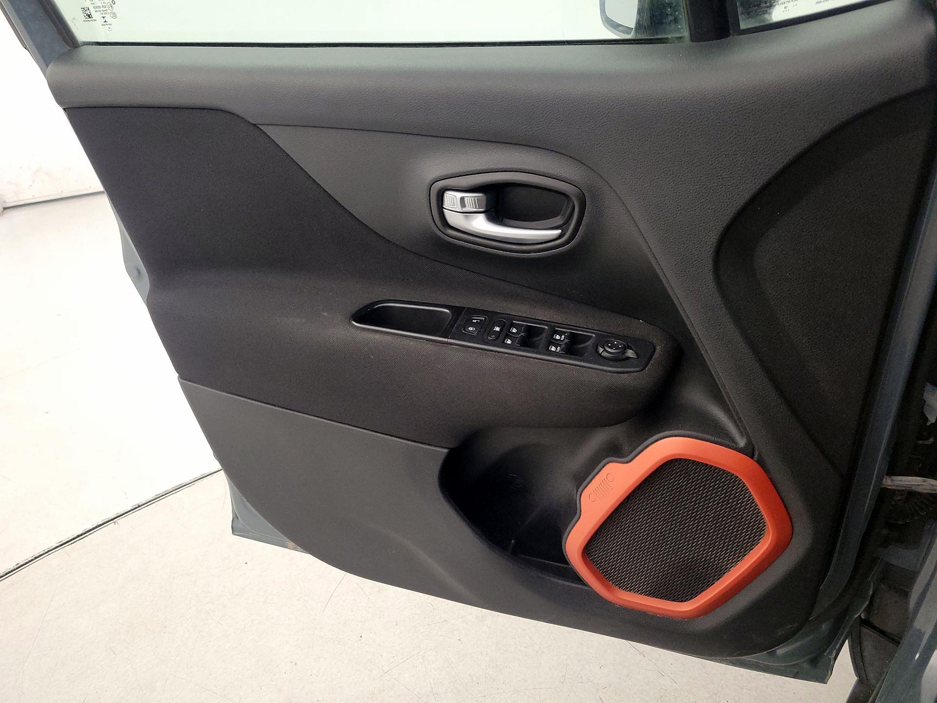 Thumbnail: 2018 Jeep Renegade - 12