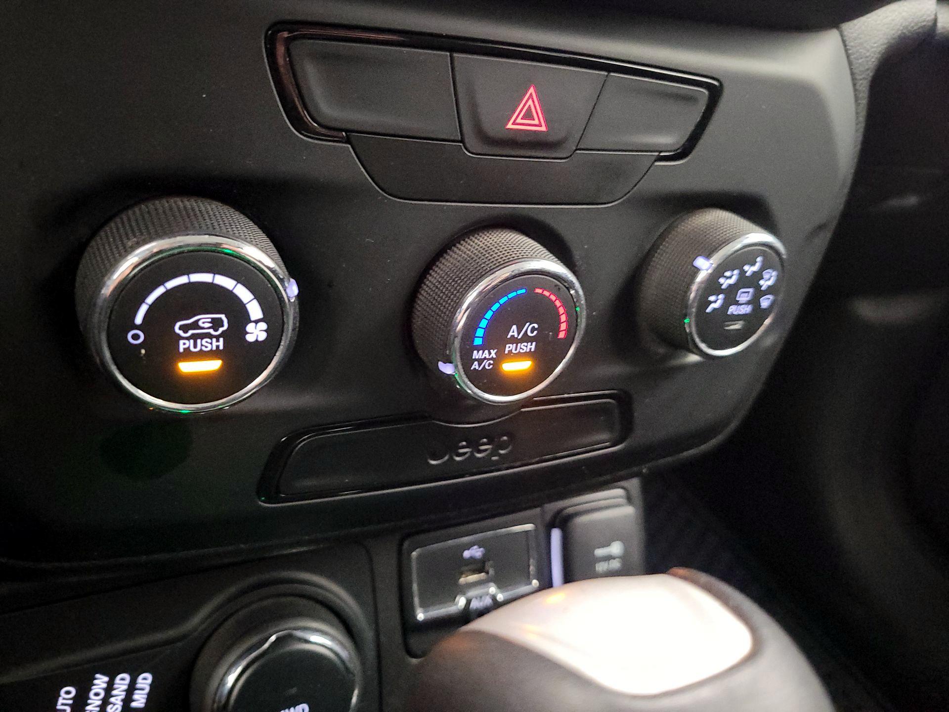 Thumbnail: 2018 Jeep Renegade - 16