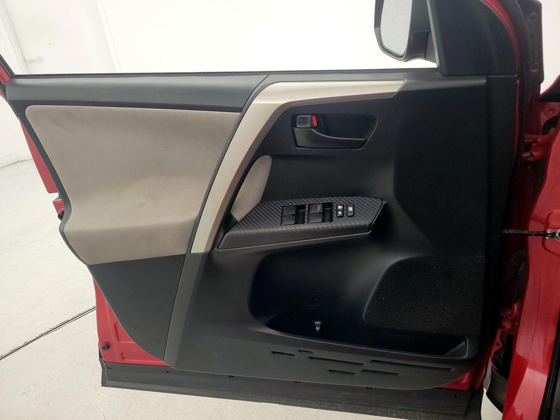 Thumbnail: 2015 Toyota RAV4 - 12