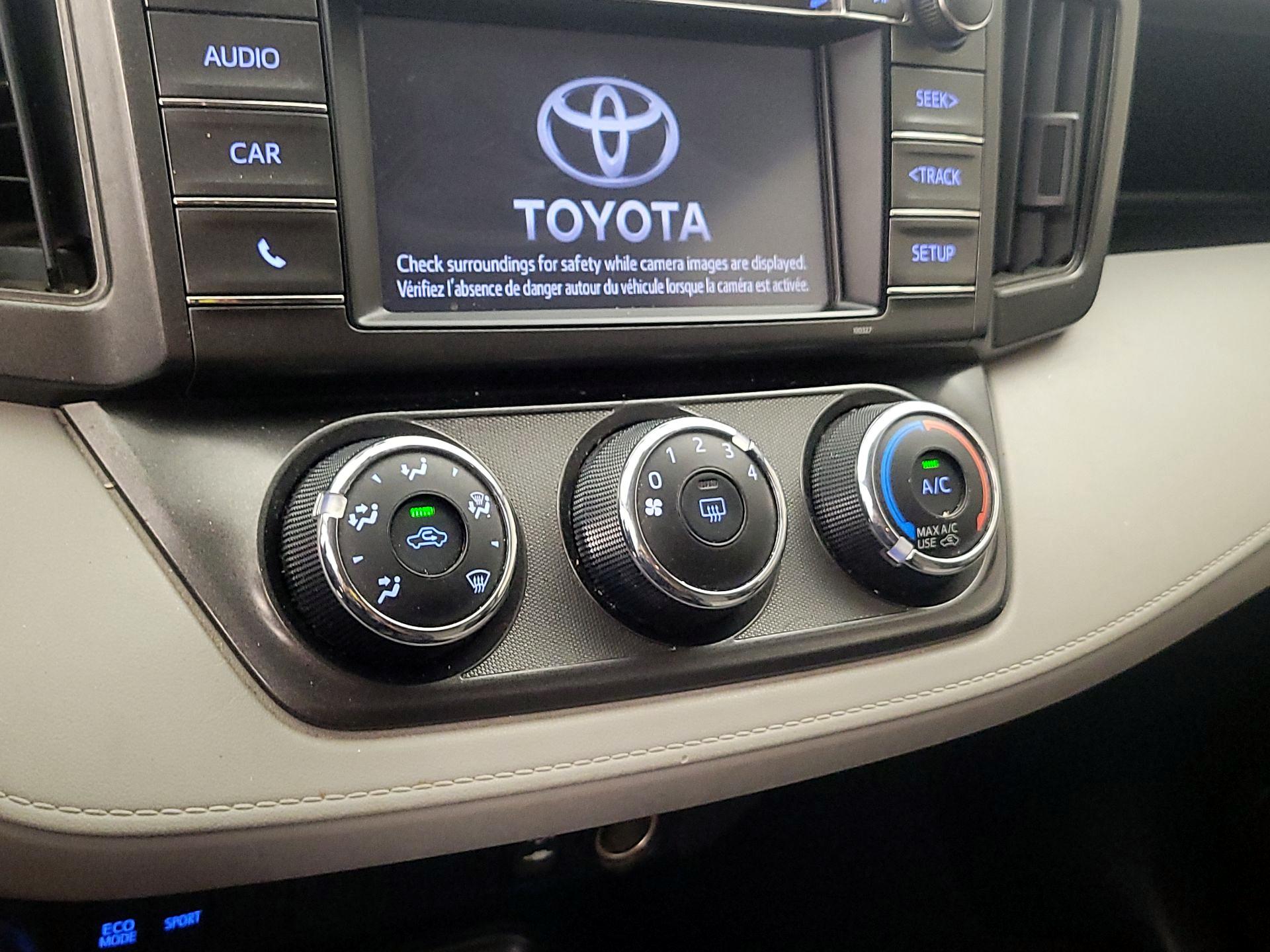Thumbnail: 2015 Toyota RAV4 - 16
