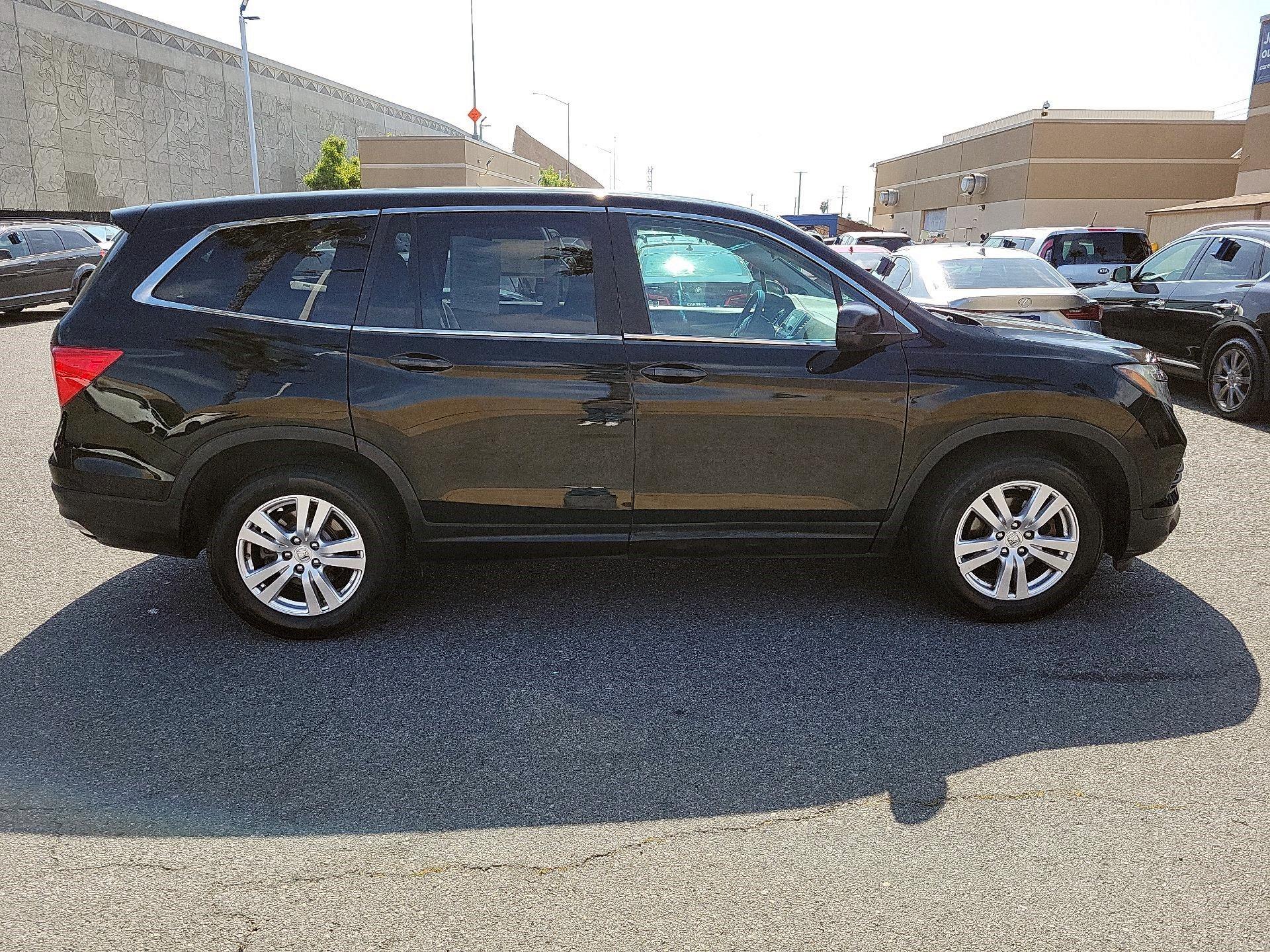 Thumbnail: 2017 Honda Pilot - 4