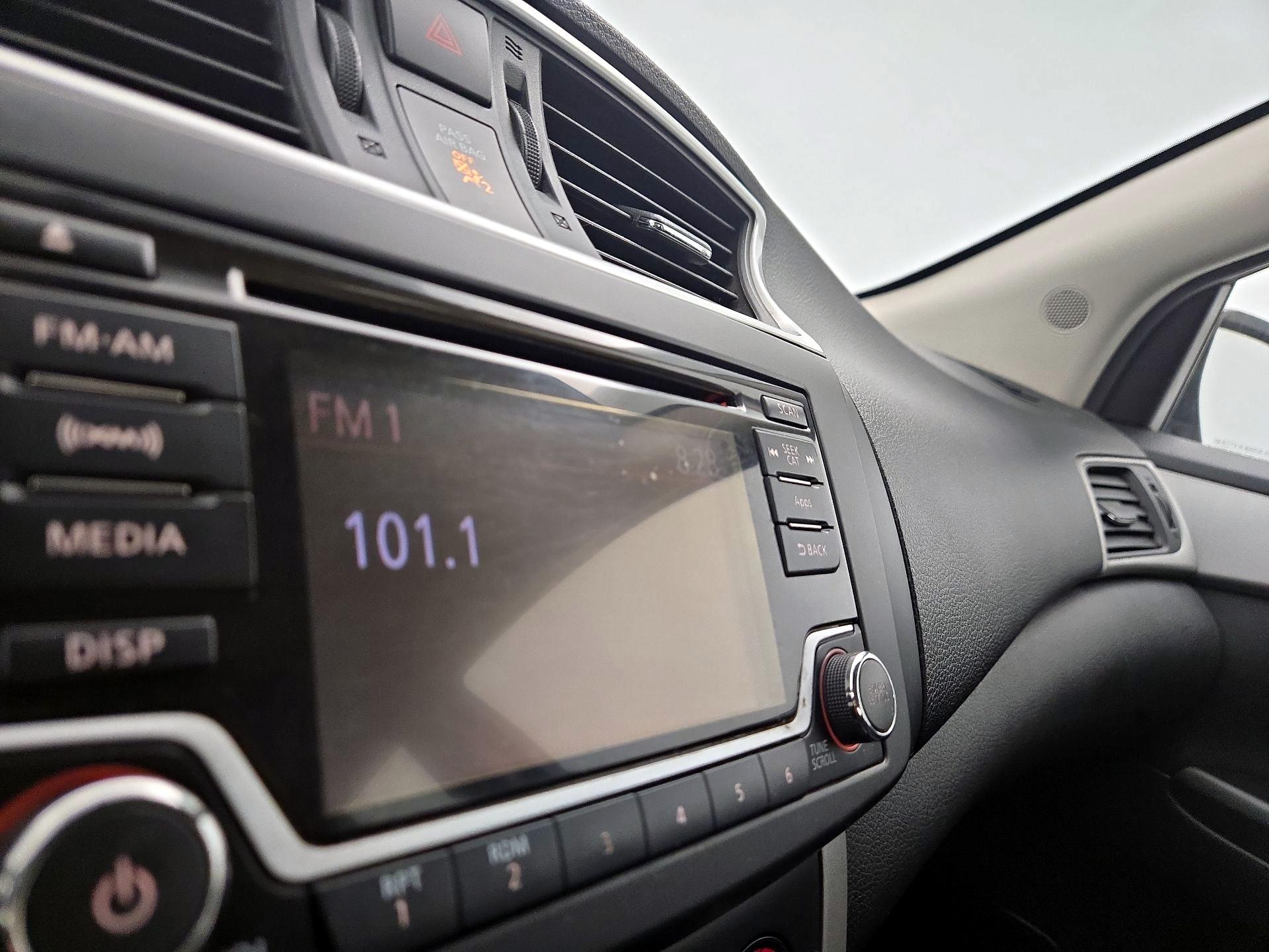 Thumbnail: 2015 Nissan Sentra - 15
