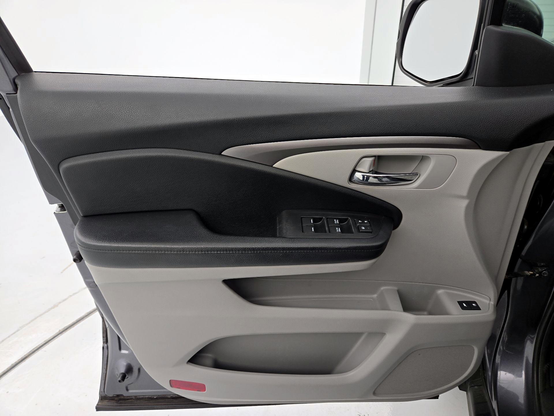 Thumbnail: 2017 Honda Pilot - 12