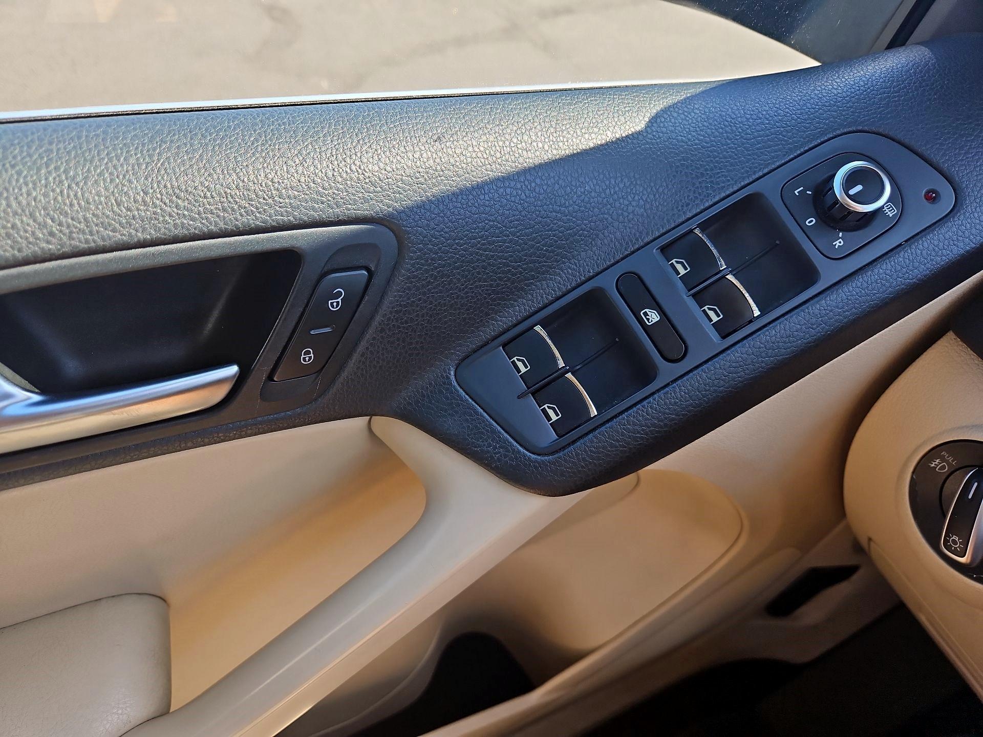 Thumbnail: 2015 Volkswagen Tiguan - 10
