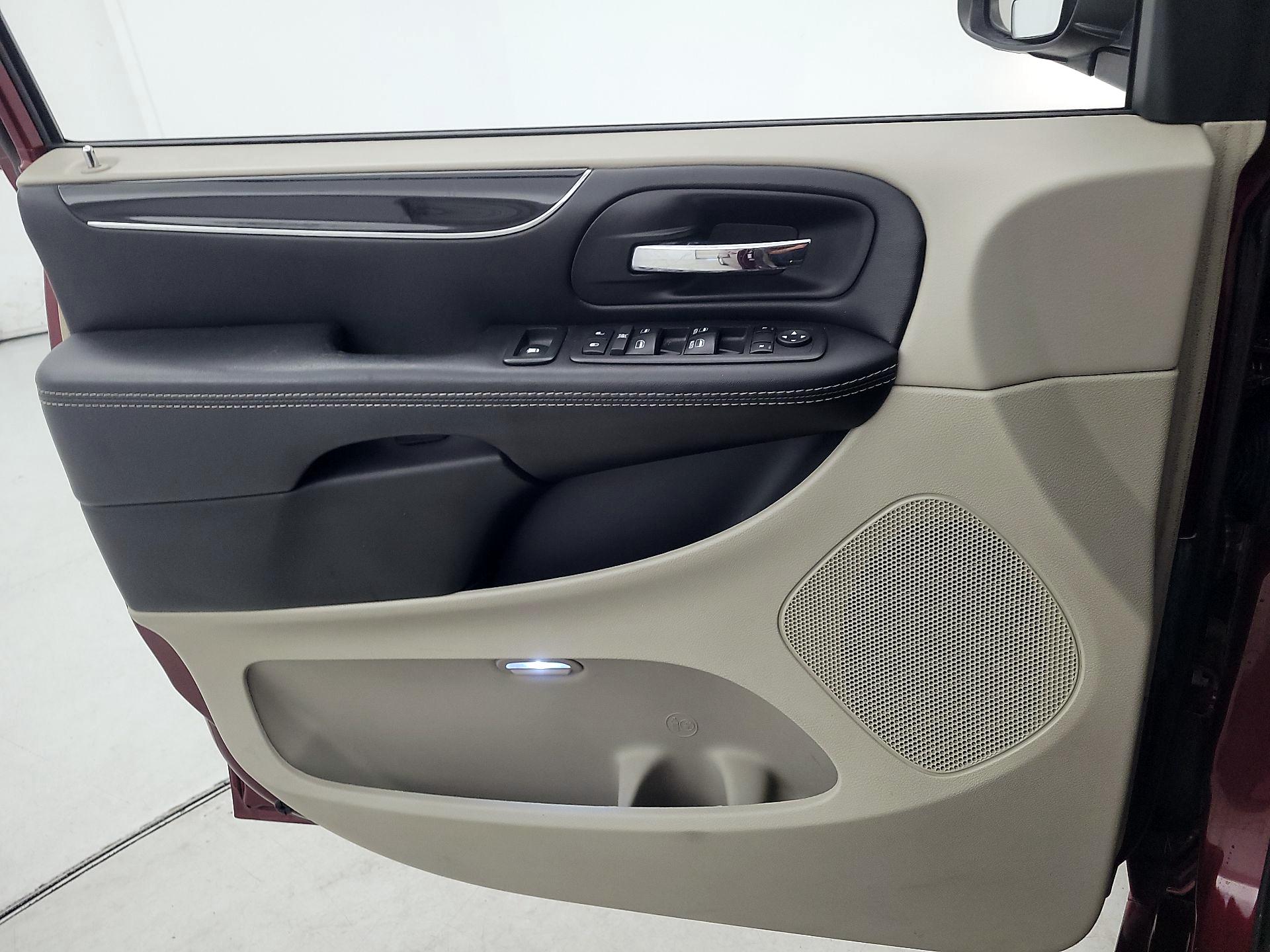 Thumbnail: 2018 Dodge Grand Caravan - 12