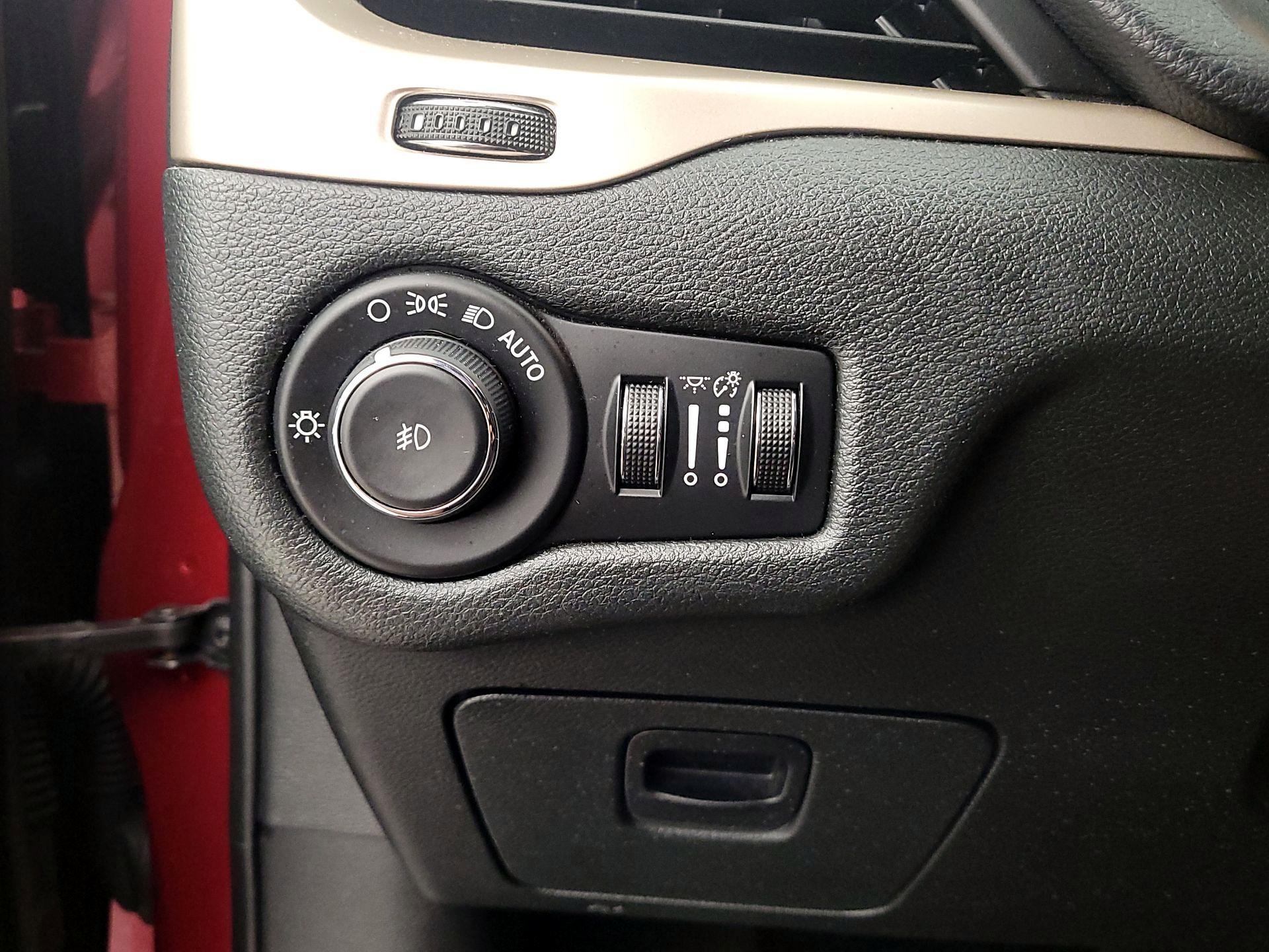 Thumbnail: 2015 Jeep Cherokee - 13
