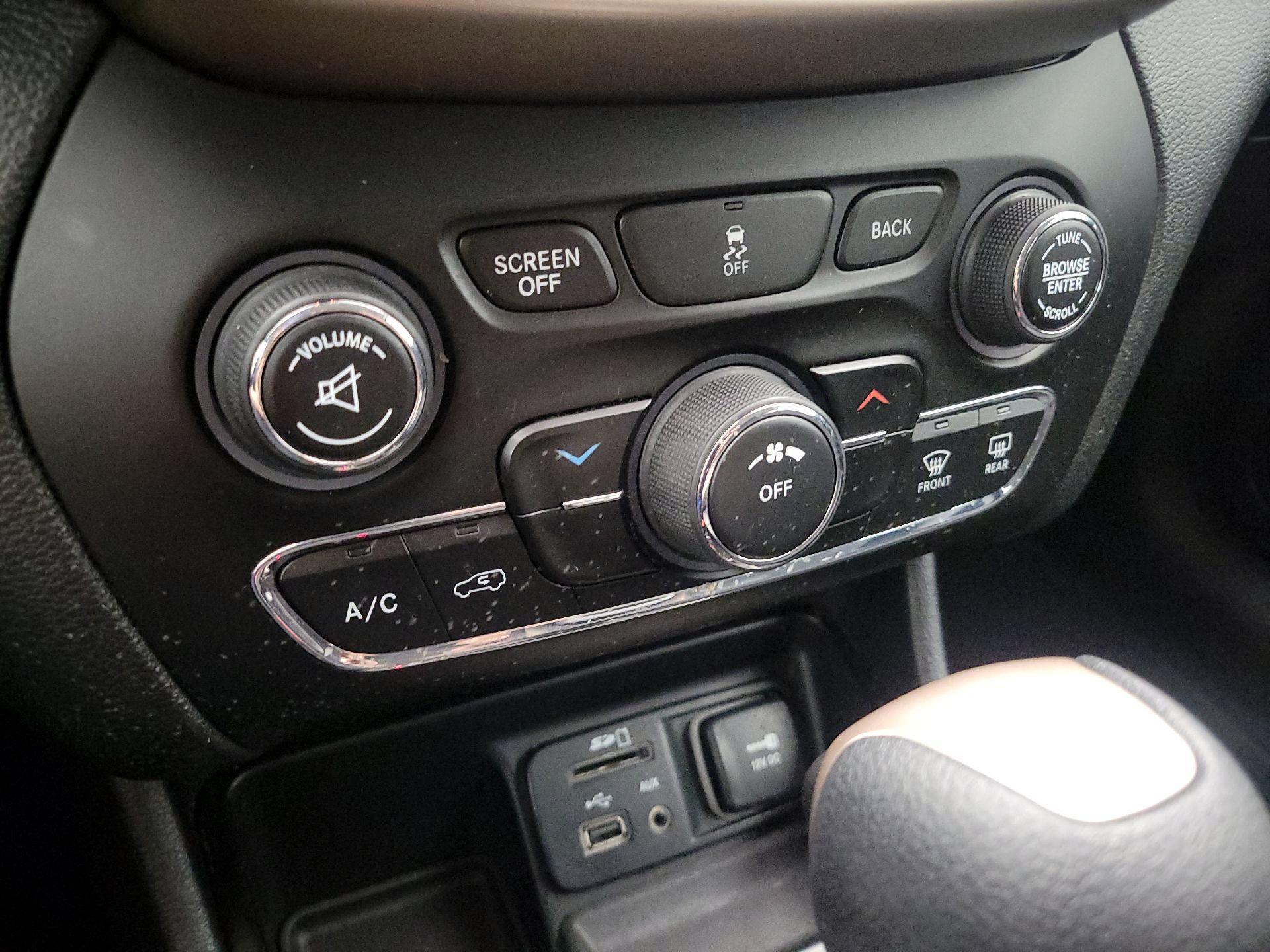 Thumbnail: 2015 Jeep Cherokee - 16