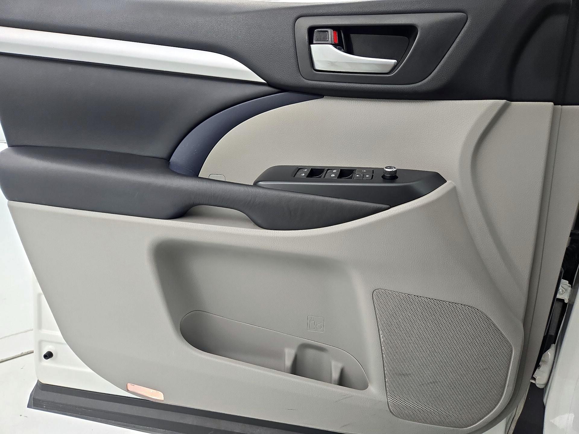 Thumbnail: 2016 Toyota Highlander - 12