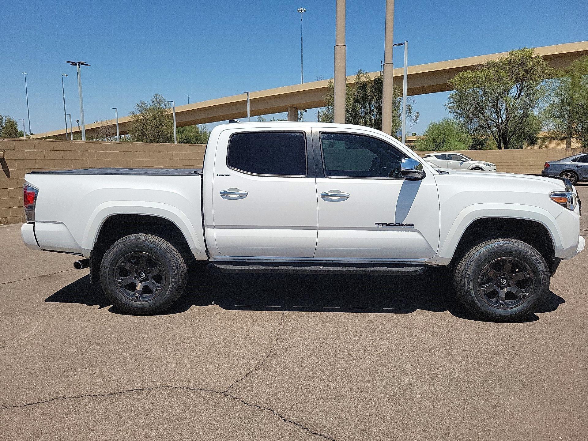 Thumbnail: 2017 Toyota Tacoma - 4