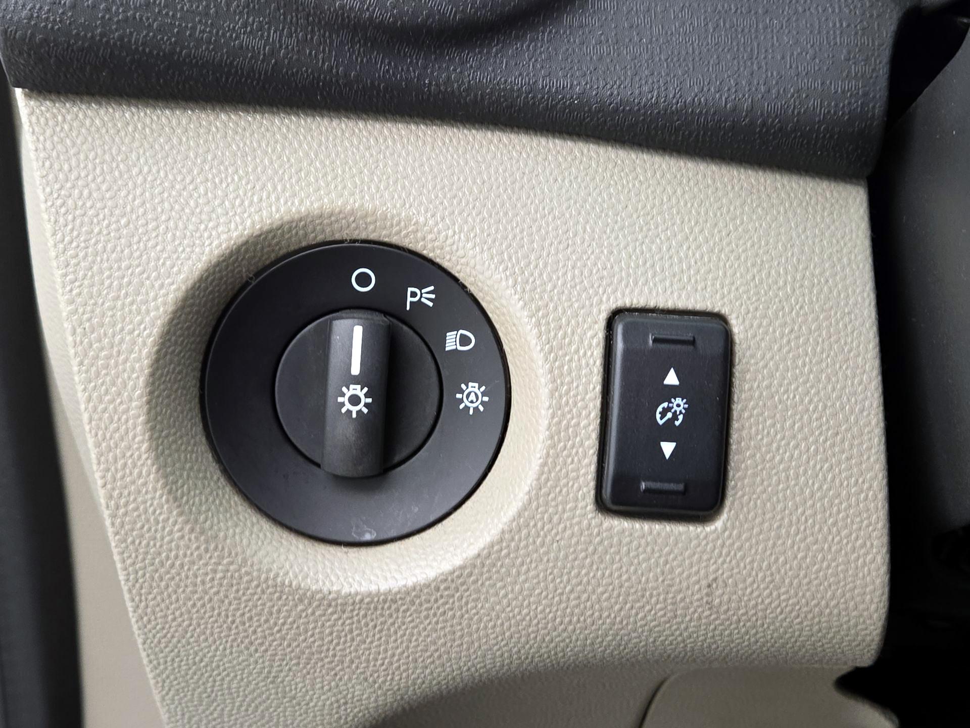 Thumbnail: 2014 Ford Fiesta - 13