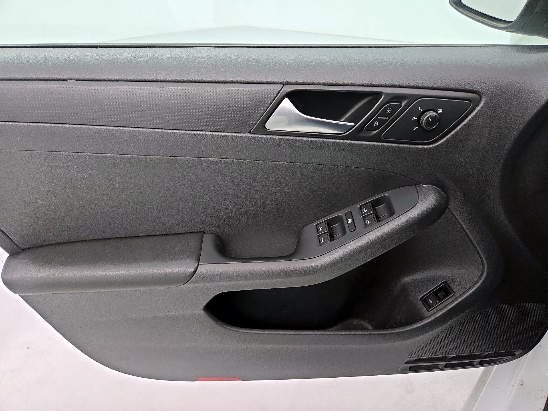 Thumbnail: 2016 Volkswagen Jetta - 12