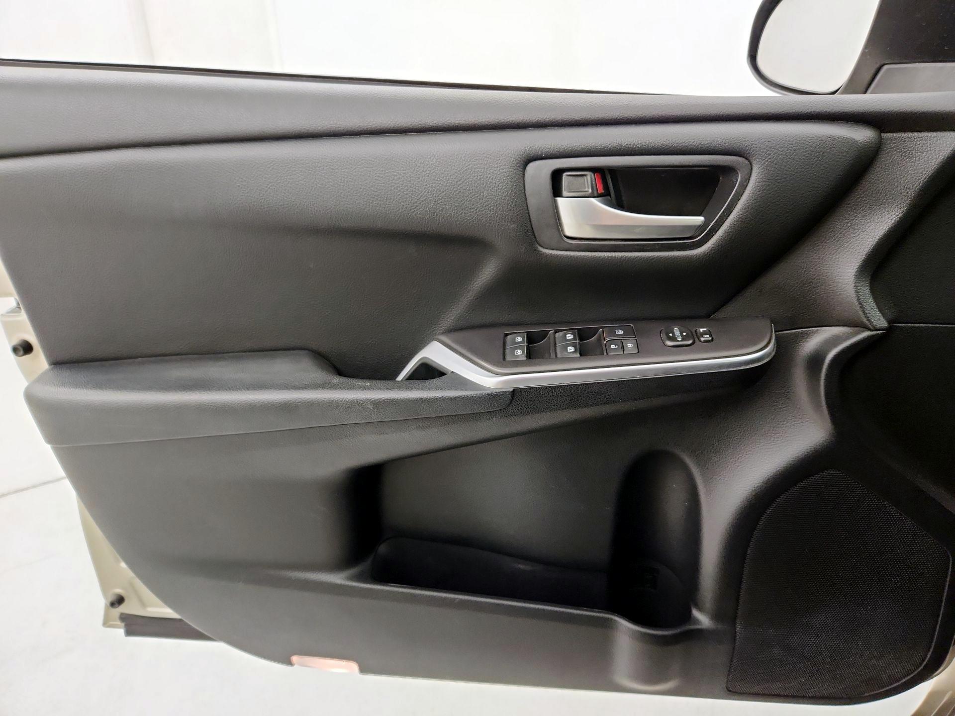 Thumbnail: 2016 Toyota Camry - 12