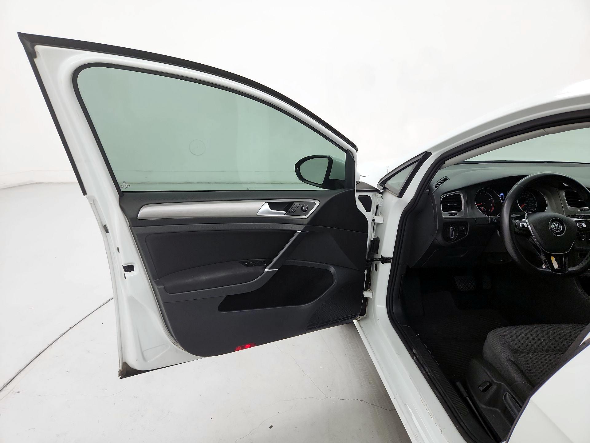 Thumbnail: 2016 Volkswagen Golf - 12