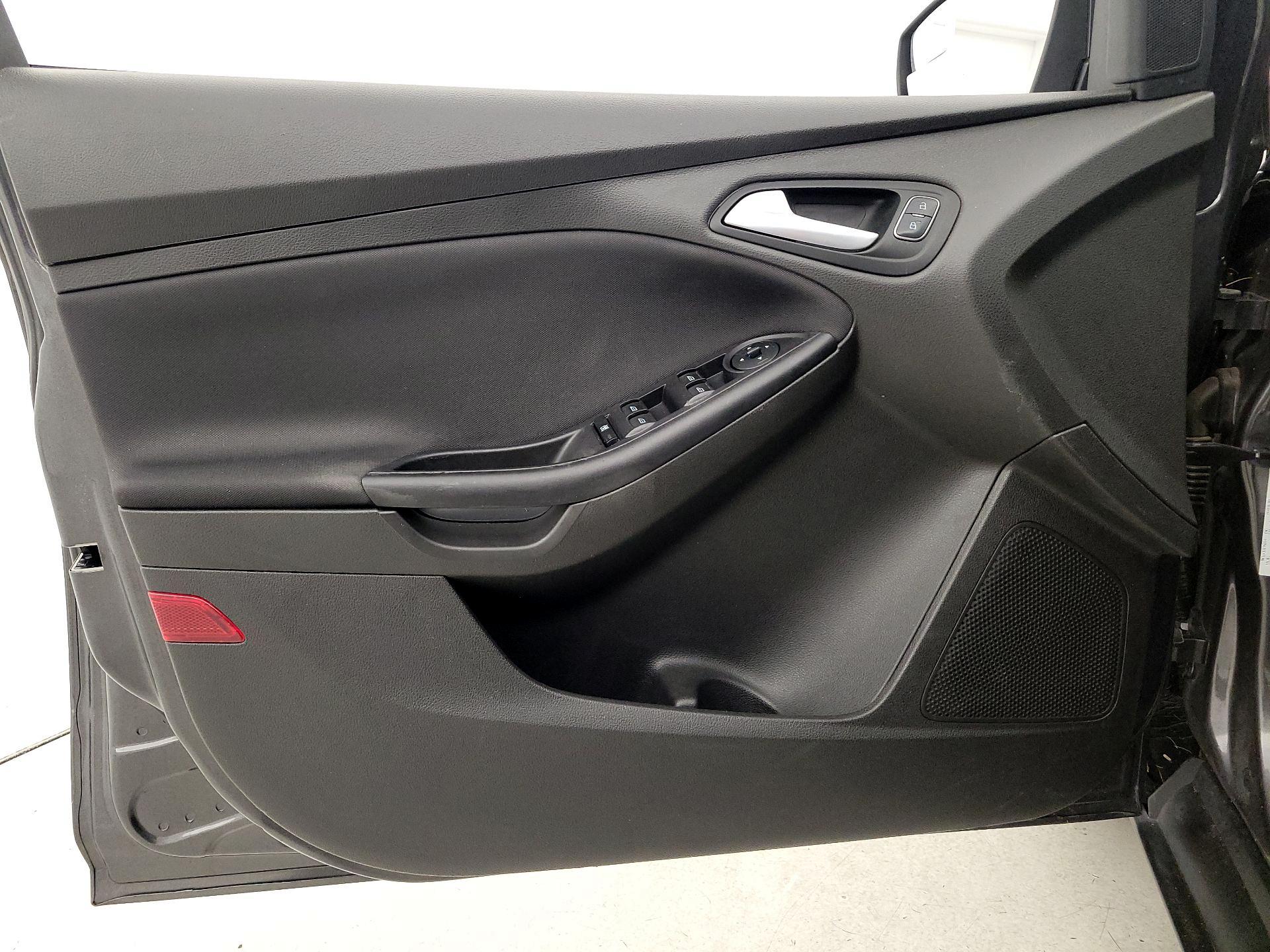 Thumbnail: 2016 Ford Focus - 12